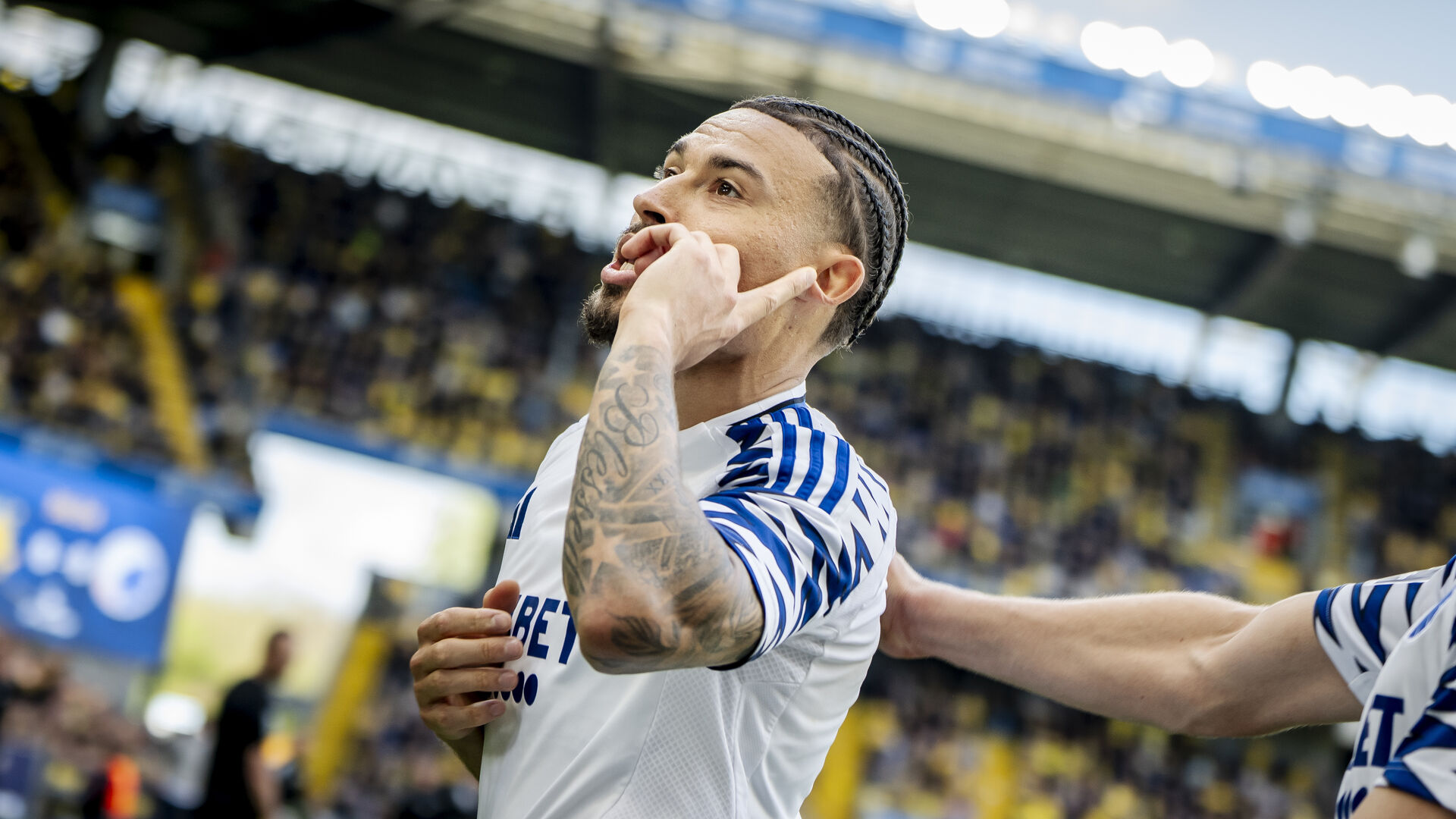 Jordan Larsson i FCK jubler over mål