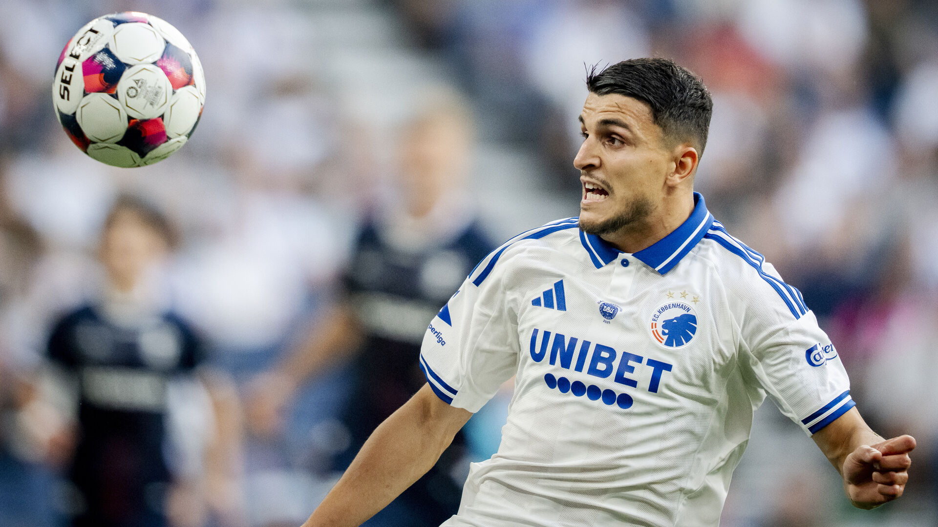 Mohamed Elyounoussi kigger på bolden