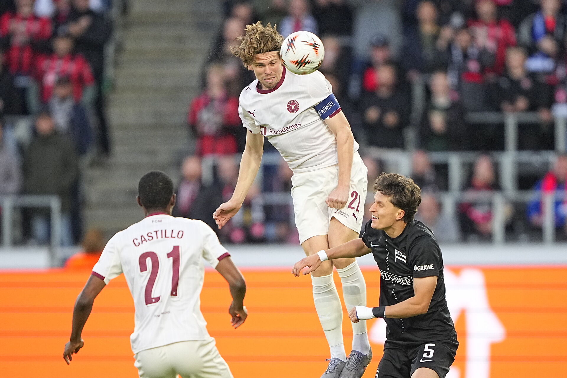 Mads Bech Sørensen header til bolden.