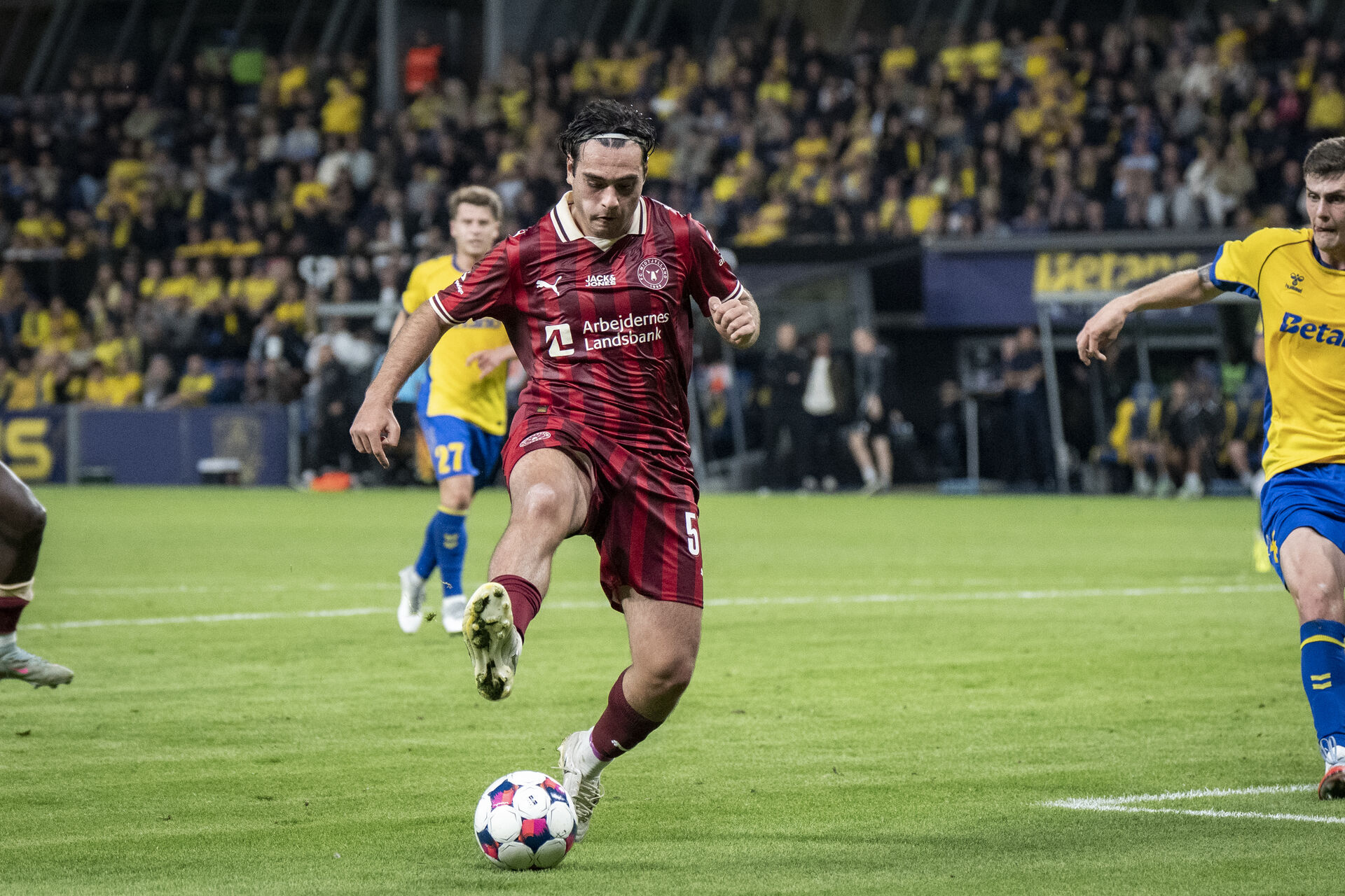 Aral Simsir modtager bolden i feltet mod Brøndby.