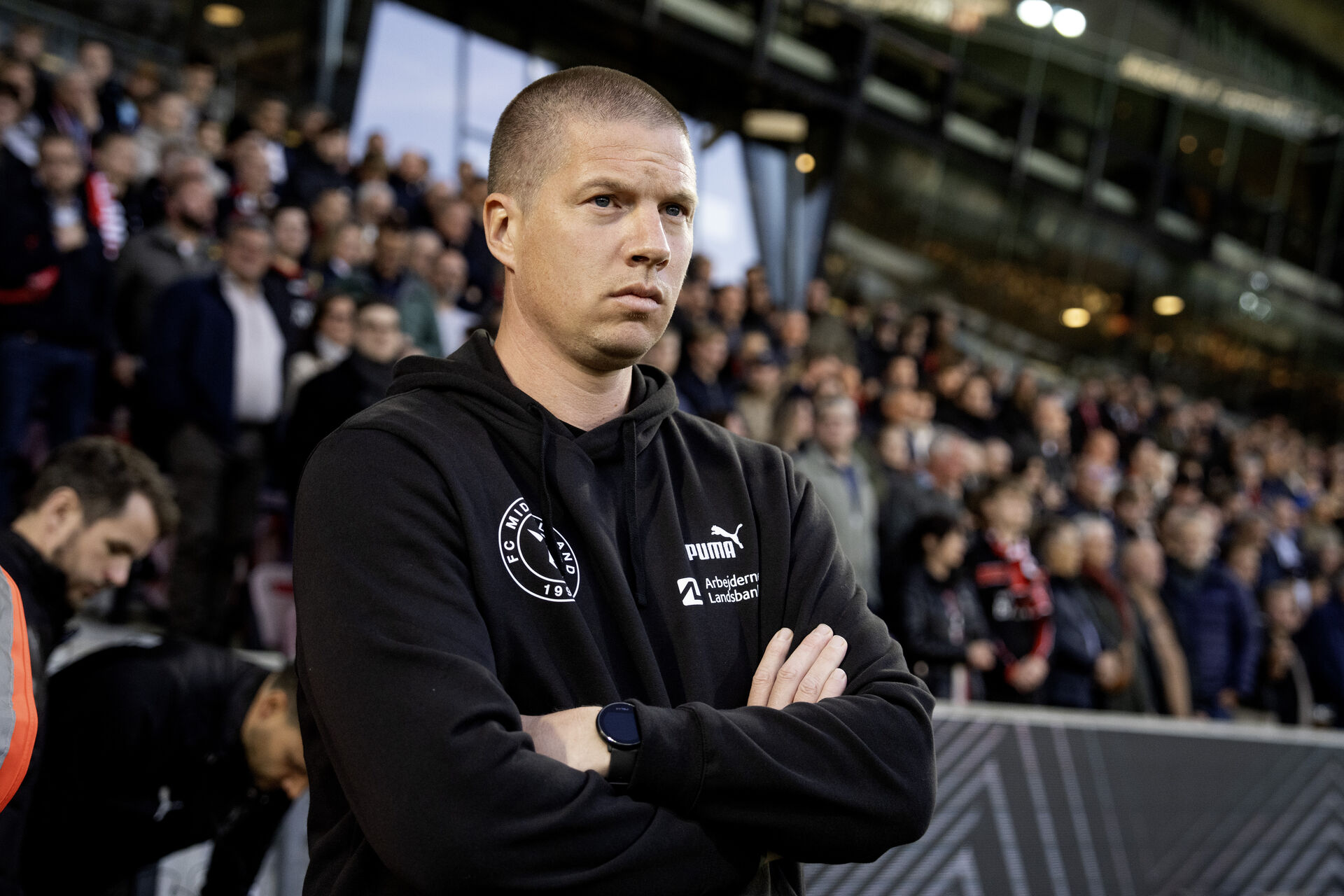 Mike Tullberg står med korslagte arme.