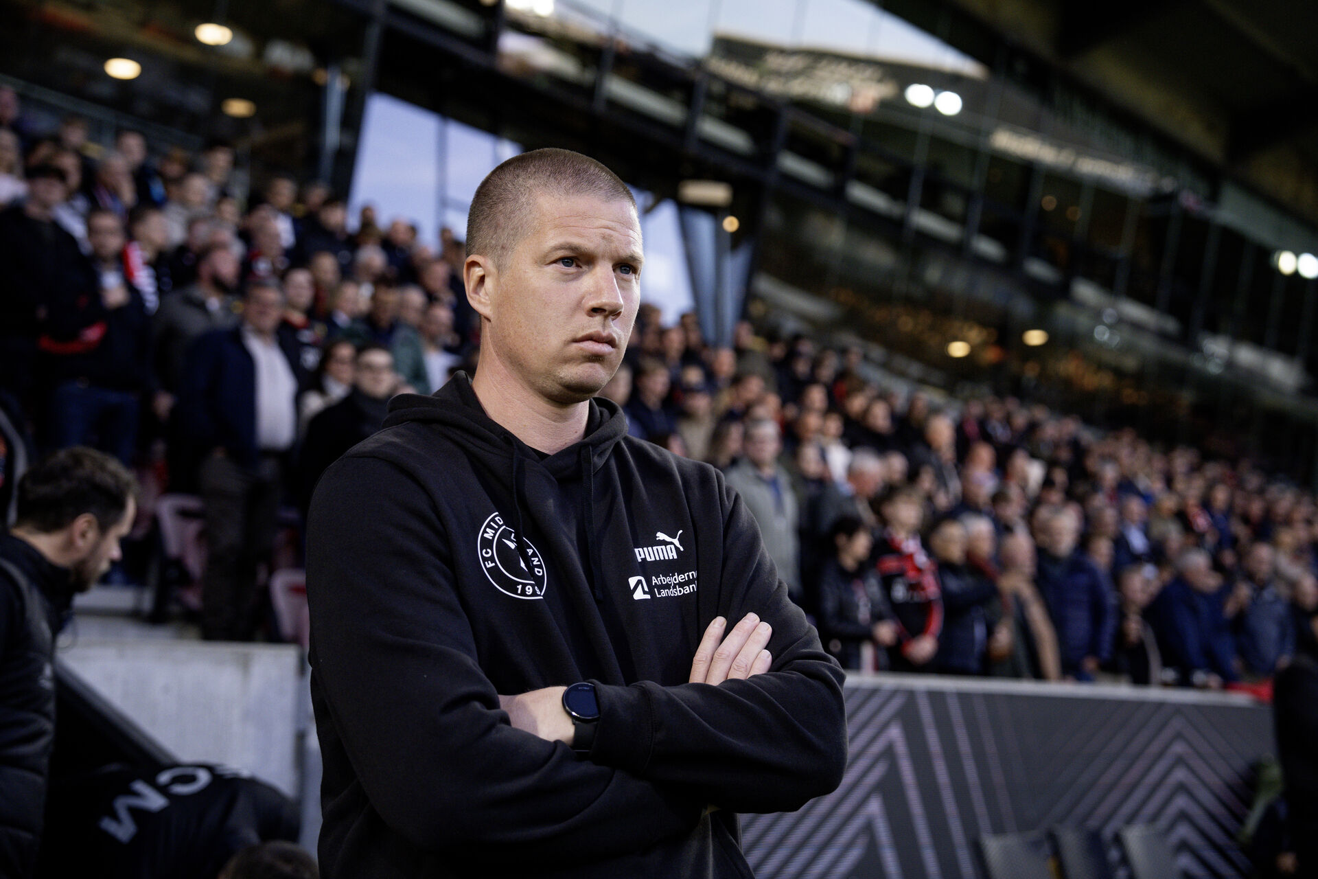 Mike Tullberg med korslagte arme.