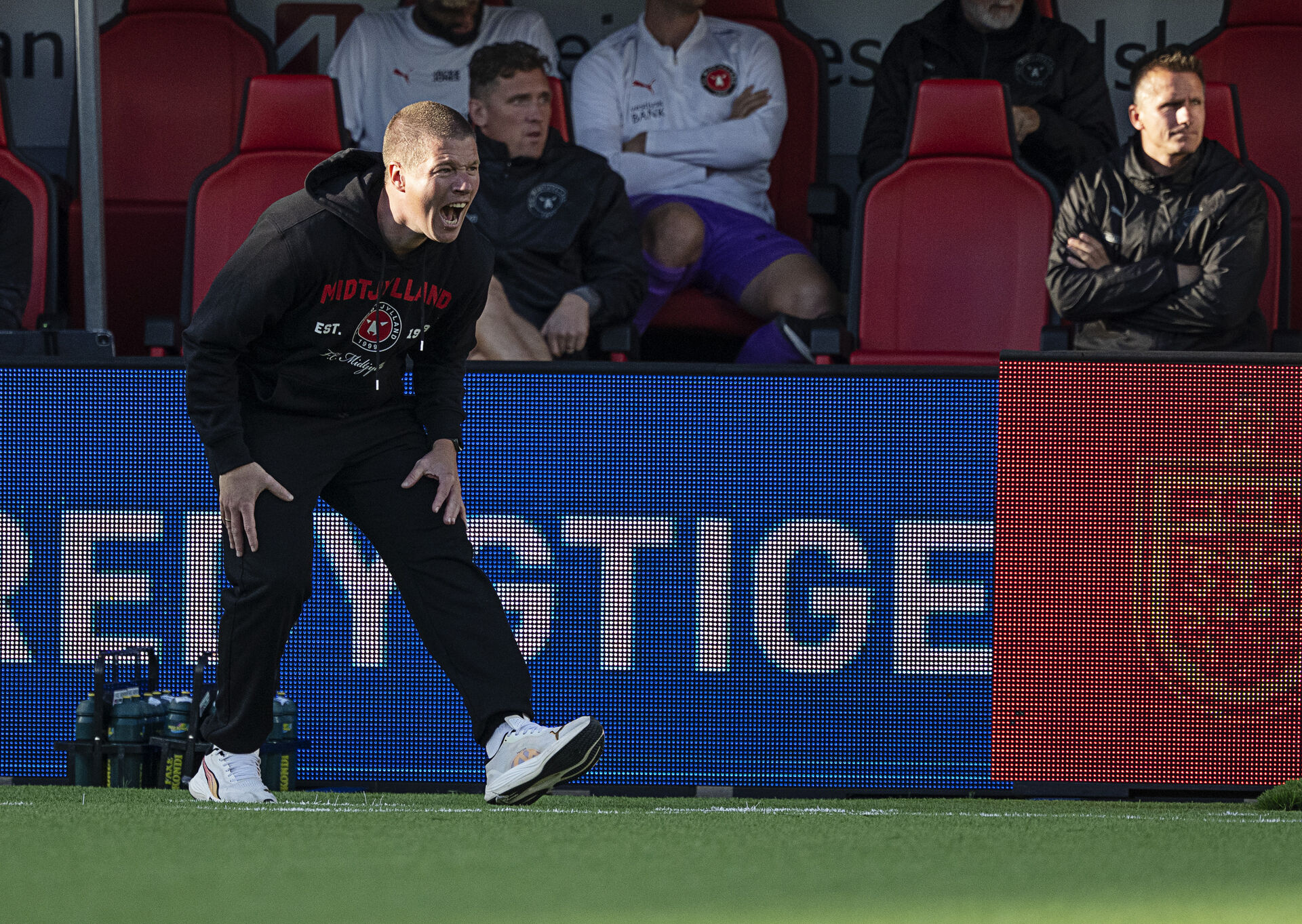 Mike Tullberg råber ind på banen.