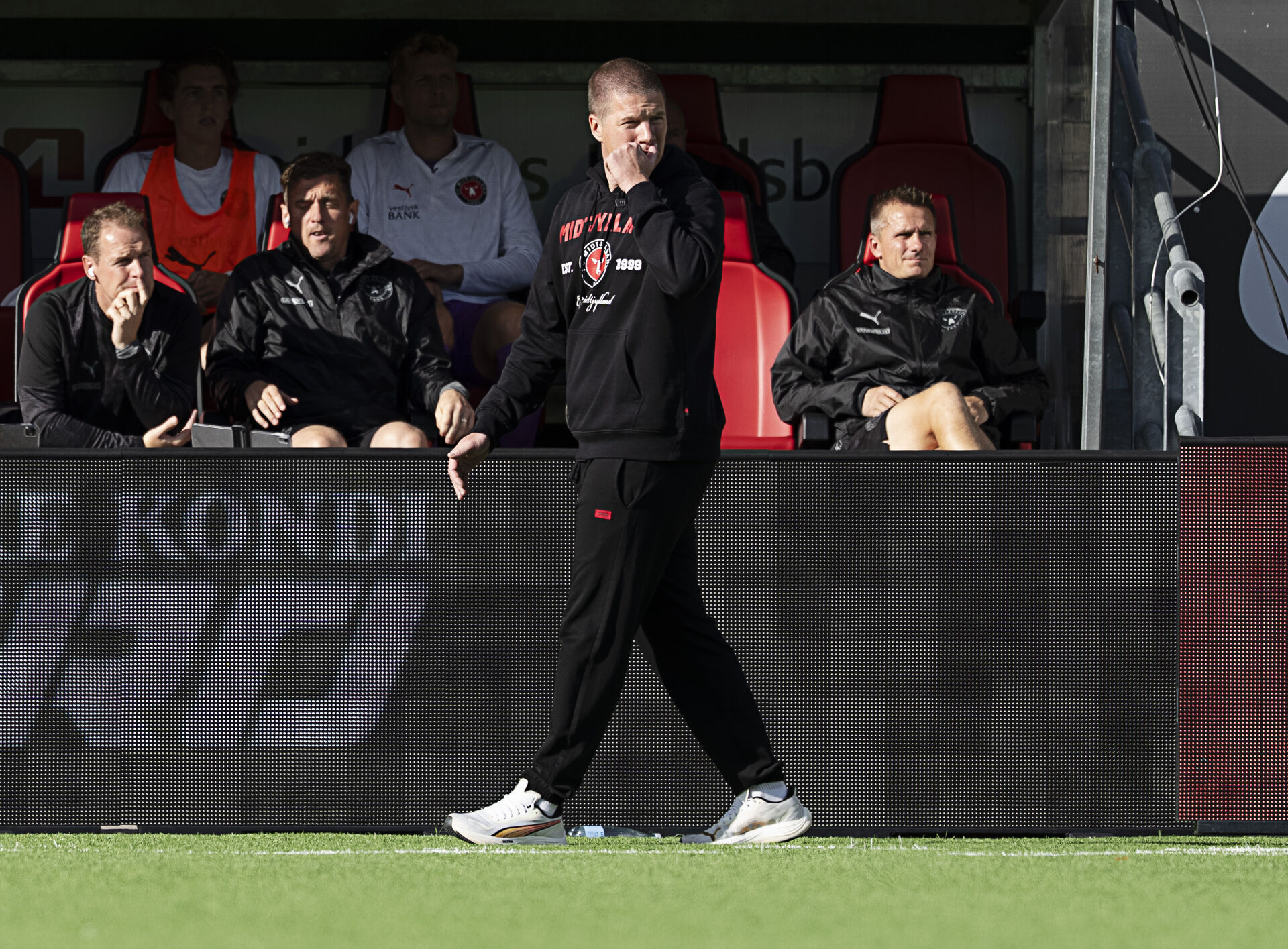 Mike Tulleberg tager sig til hagen på sidelinjen.