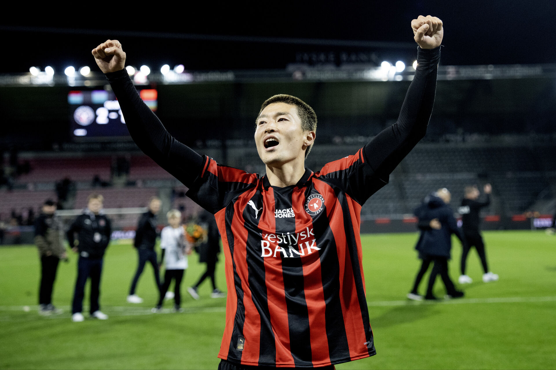 Cho Gue-Sung jubler med FC Midtjylland-fansene.