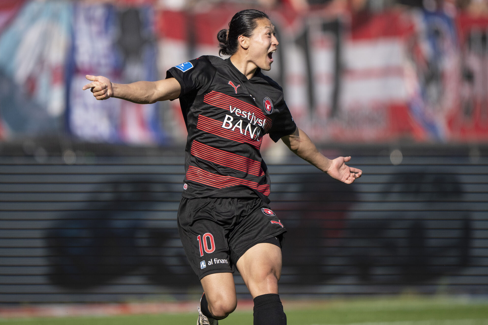 Cho Gue-sung jubler vildt.