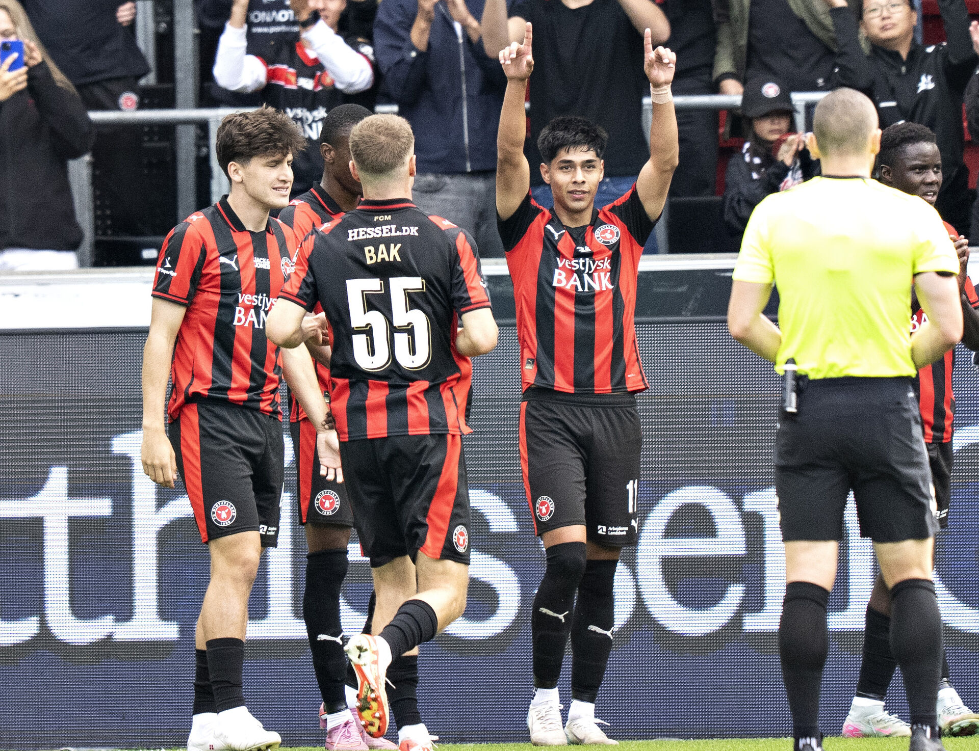 Dario Osorio peger med fingrene i vejret.