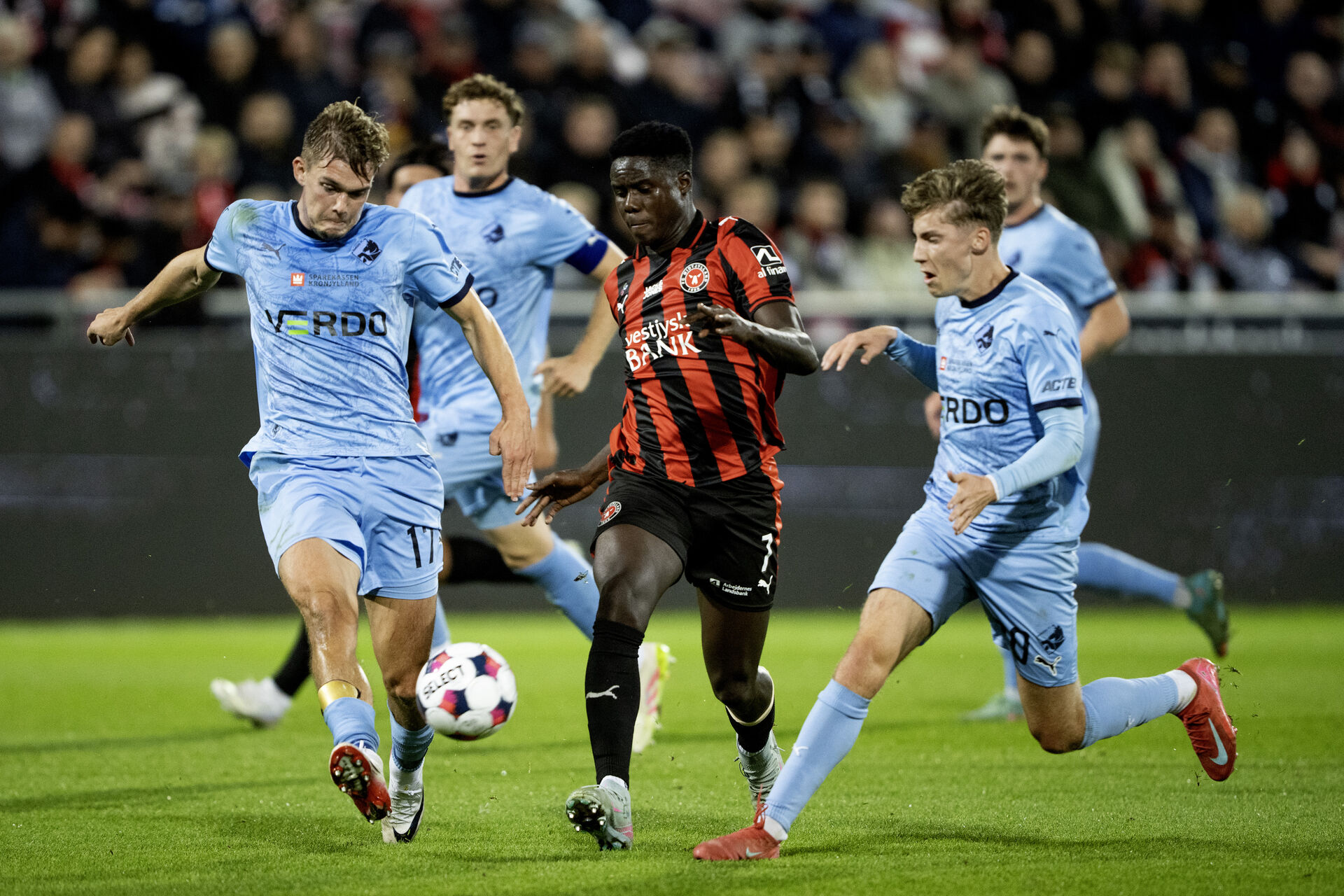 Franculino jagter bolden mod Randers FC.