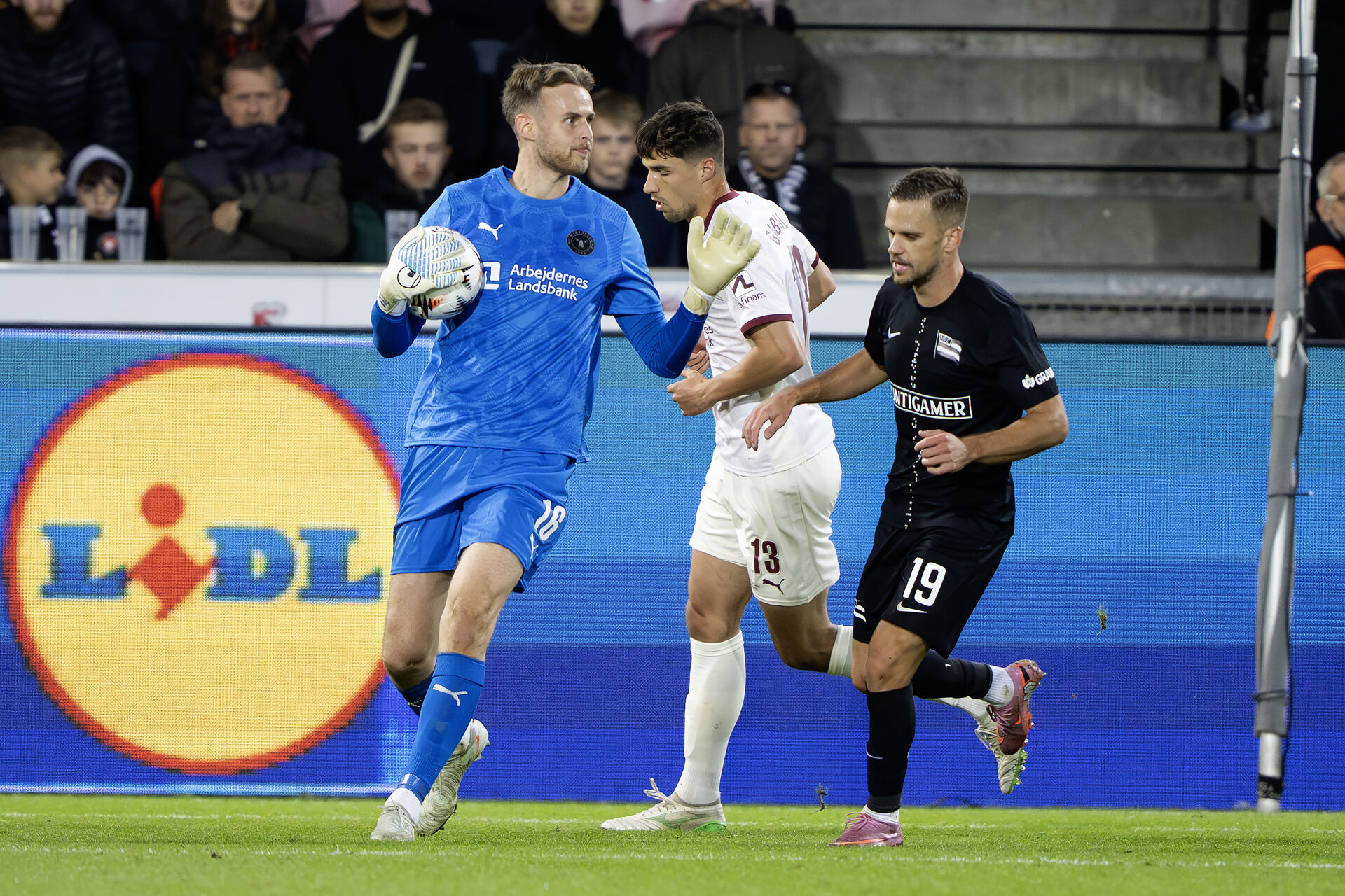 Elias Olafsson løber med bolden.
