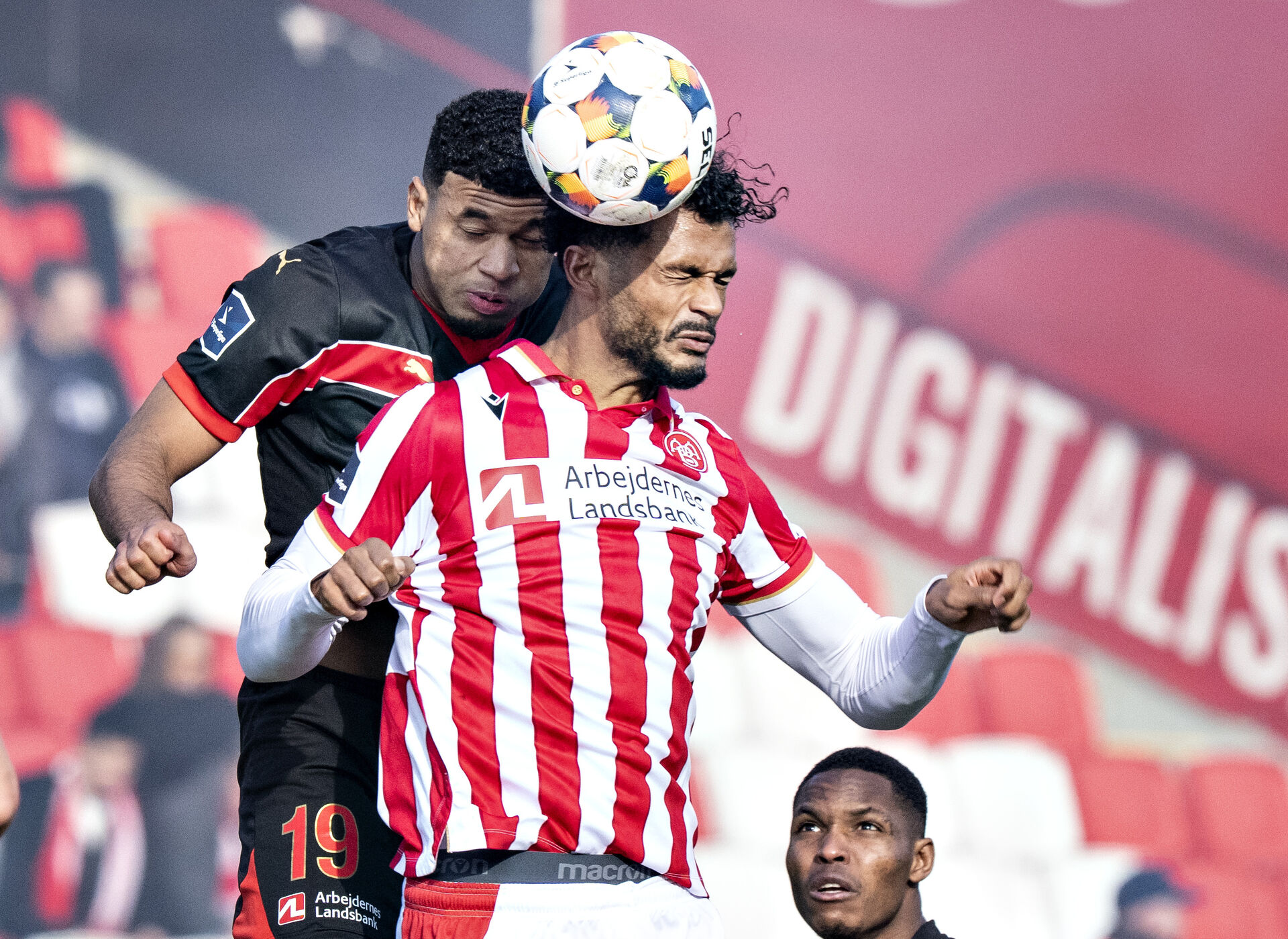 Aaron Seydel i duel med Pedro Bravo.