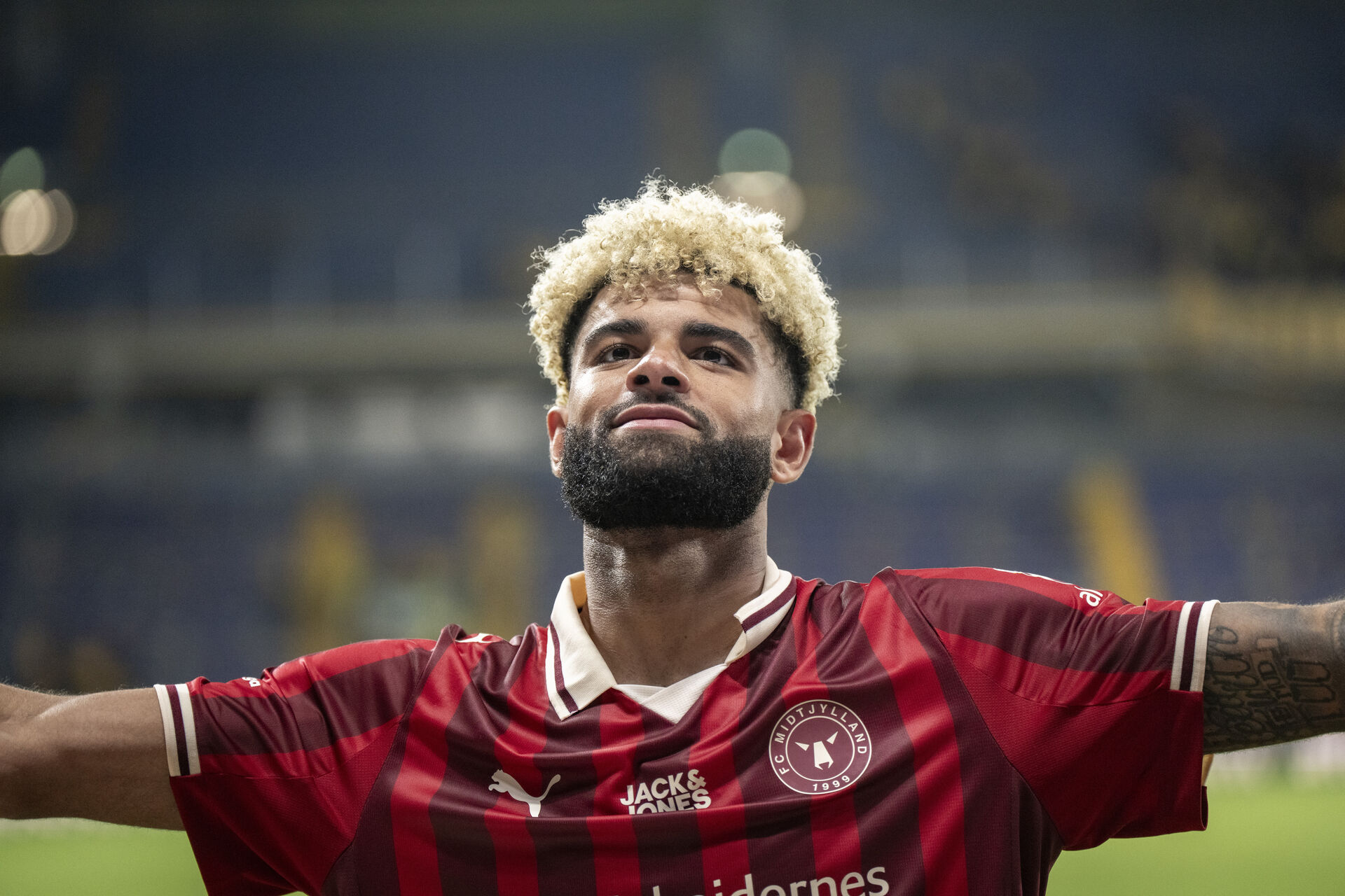Philip Billing klapper ud mod FC Midtjylland-fansene.