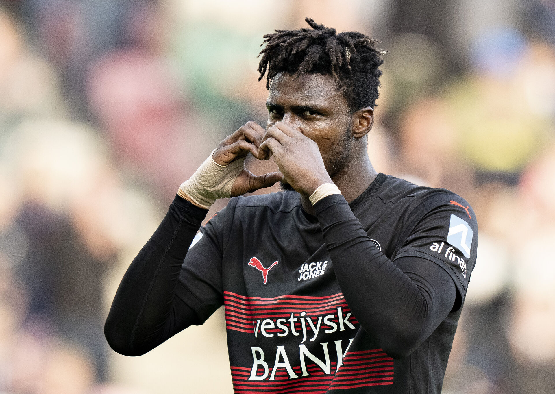 Sory Kaba former et hjerte med sine hænder i FCM-trøjen.