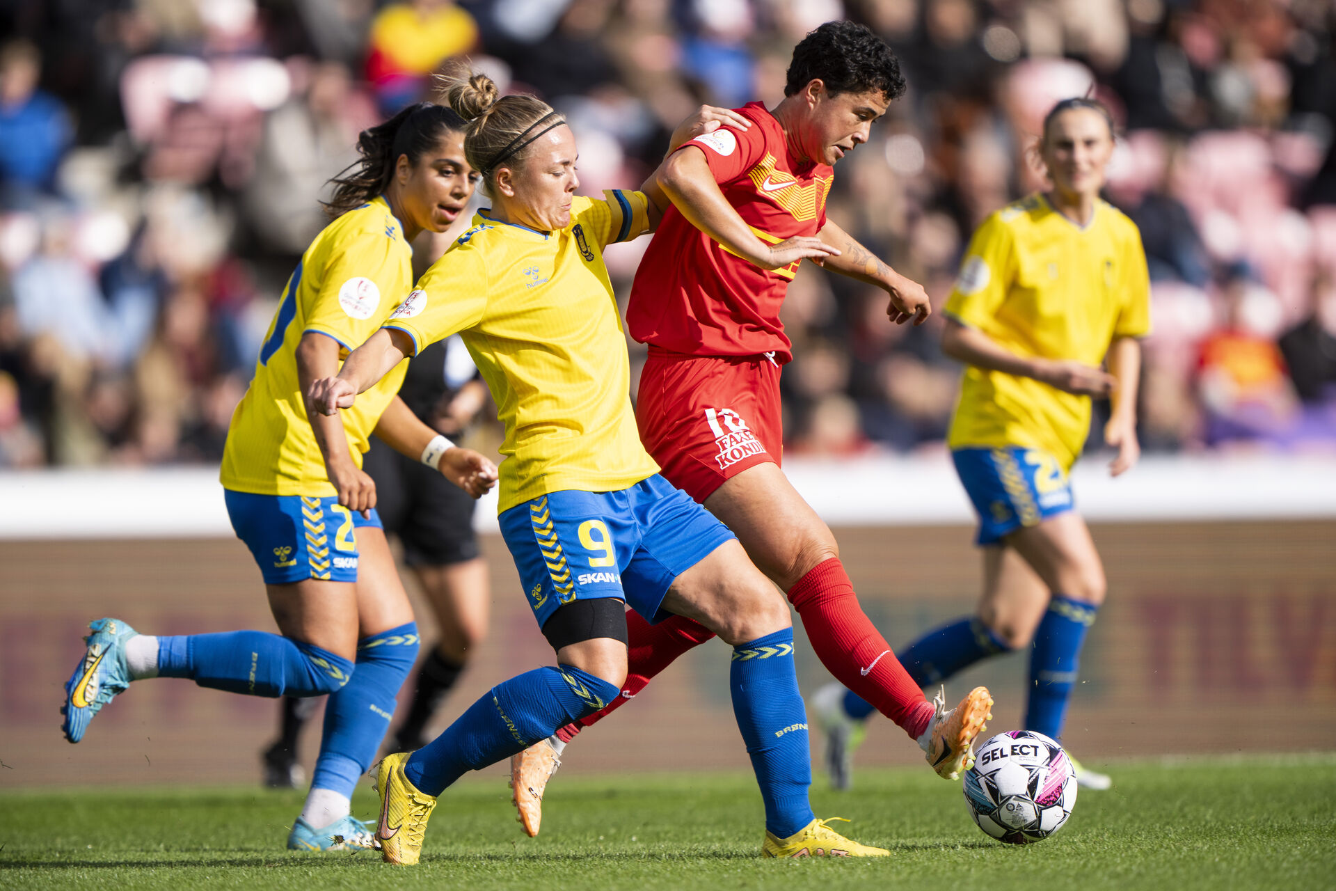 Nanna Christiansen i kamp for Brøndby IF.