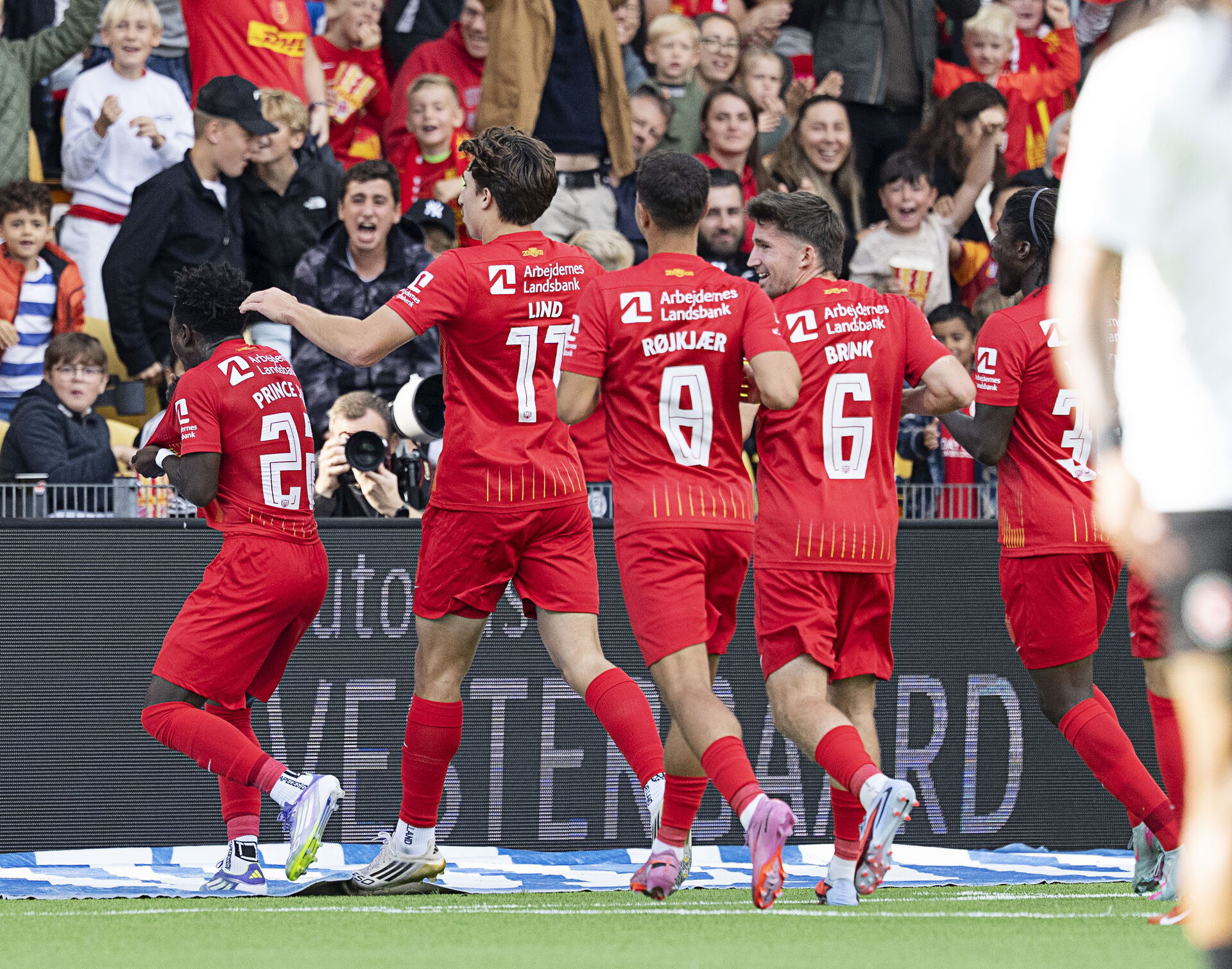 FC Nordsjællands spillere jubler over scoring.