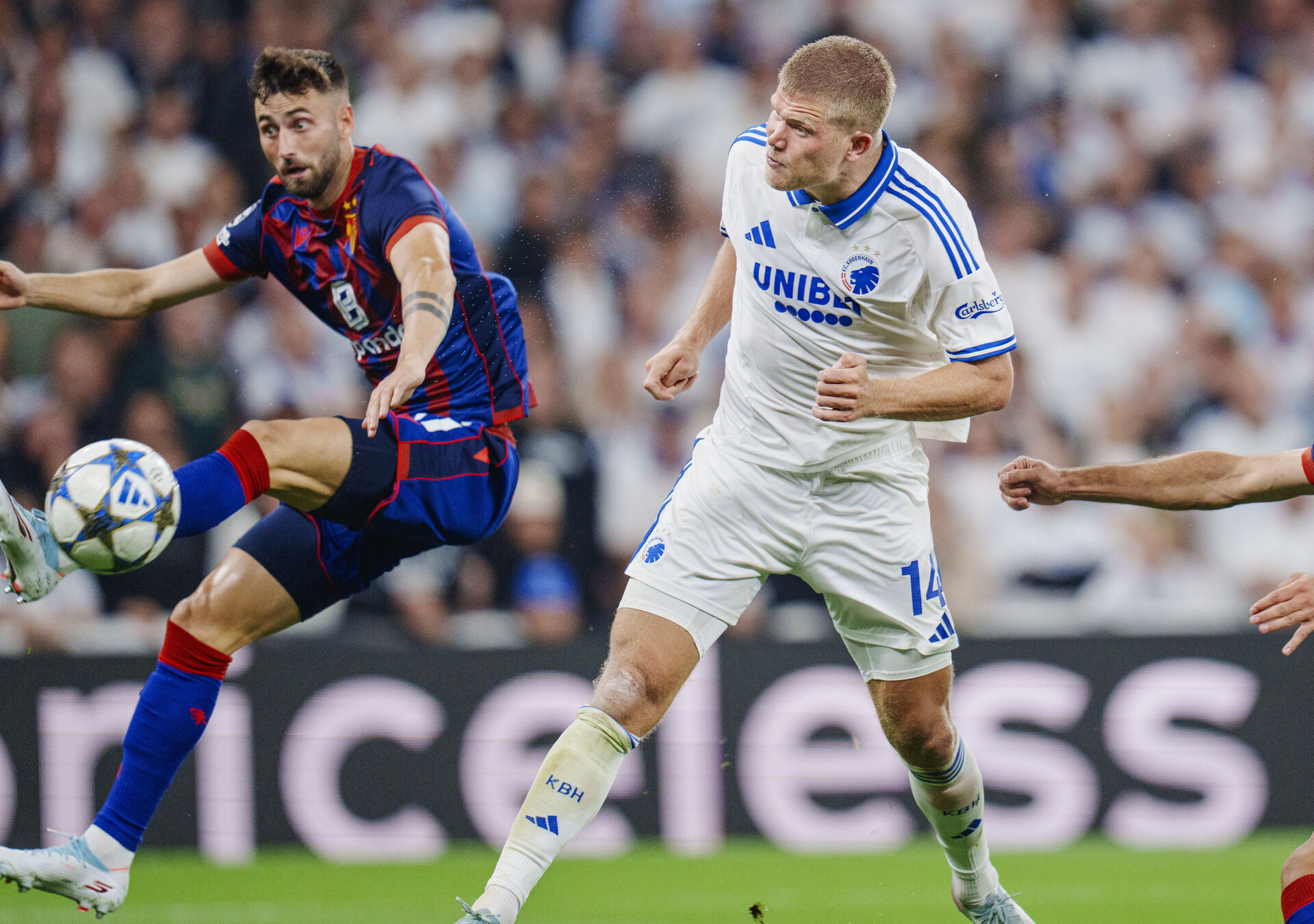 Andreas Cornelius i kamp for FCK mod FC Basel.