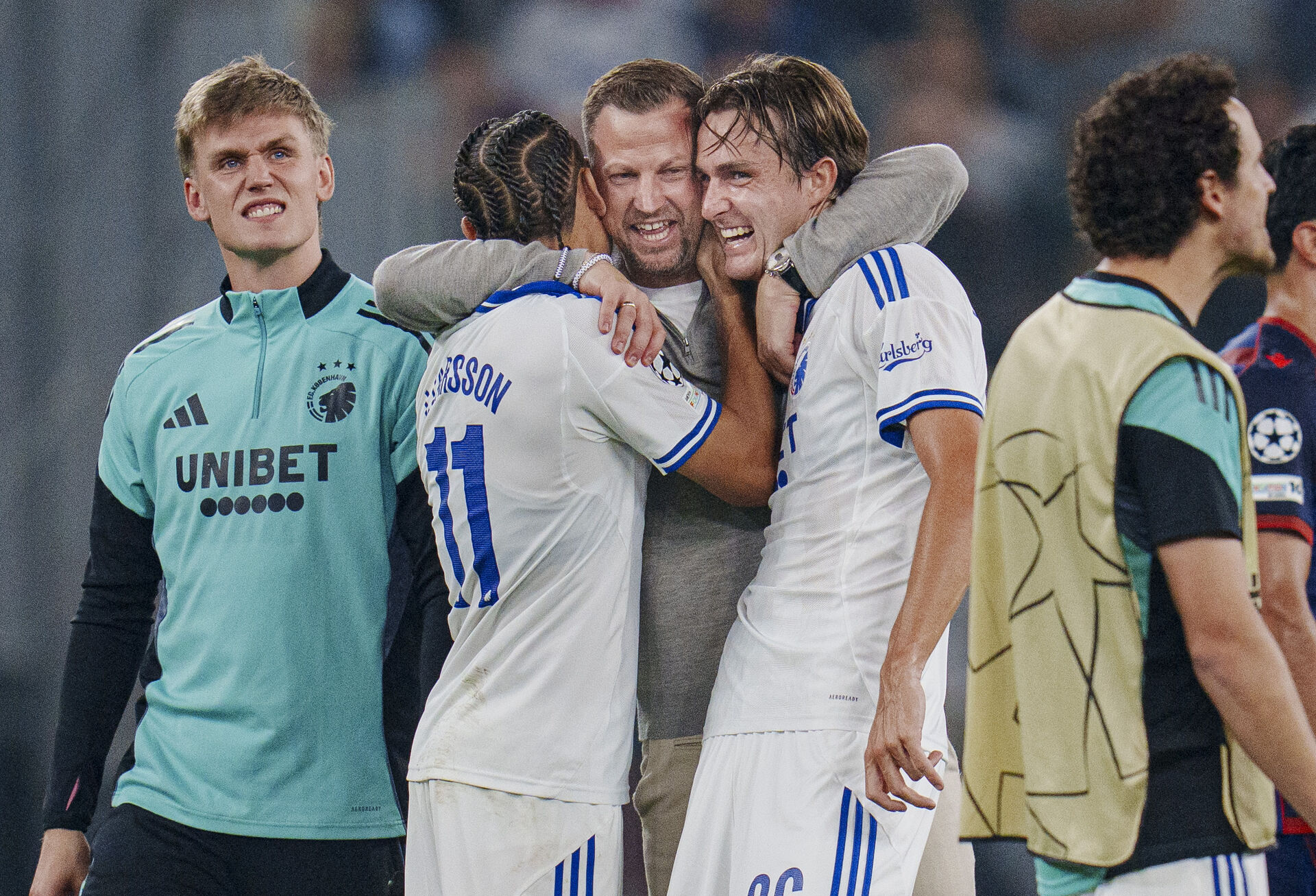 William Clem omfavnes af Jacob Neestrup og Jordan Larsson.