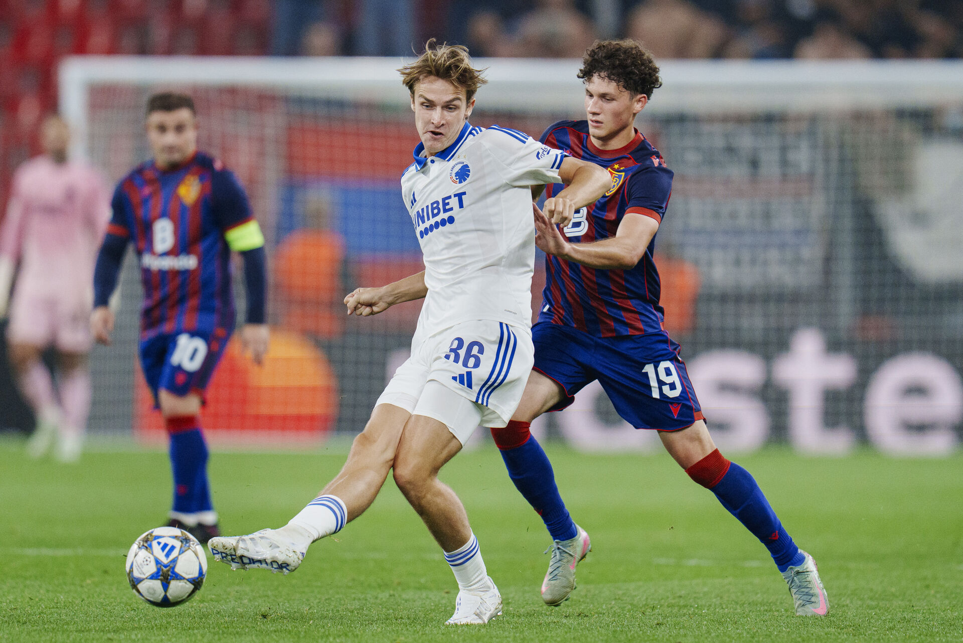 William Clem i kamp om bolden mod Basel i Parken.