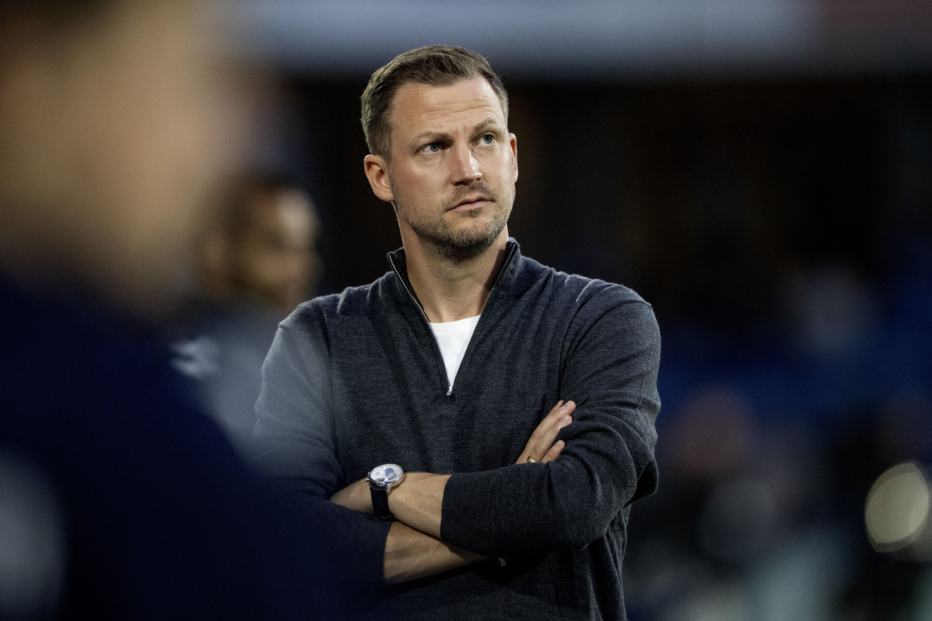 Jacob Neestrup med korslagte arme under en F.C. København-kamp