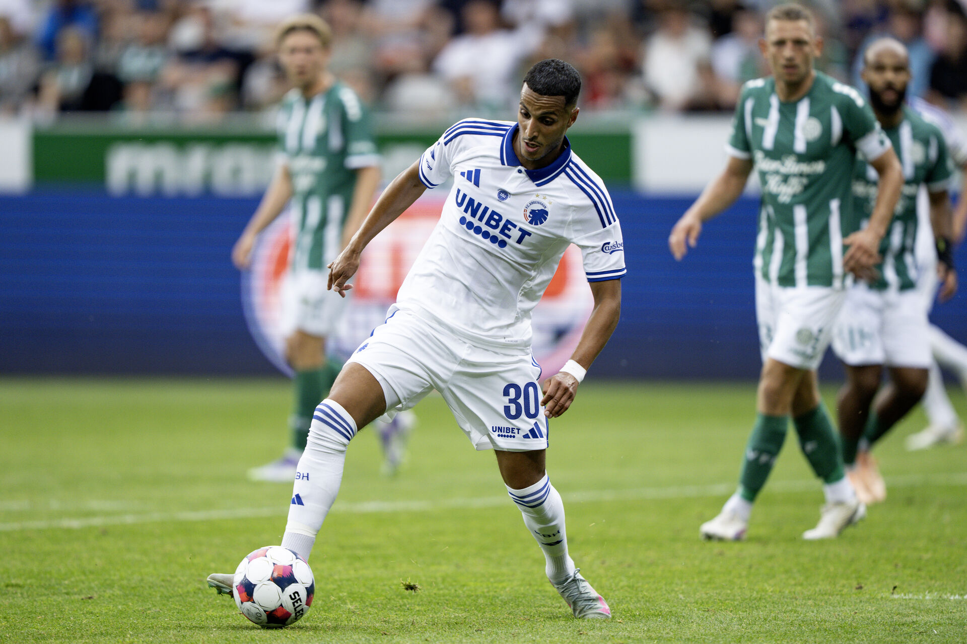 Elias Achouri dribler med bolden mod Viborg FF.