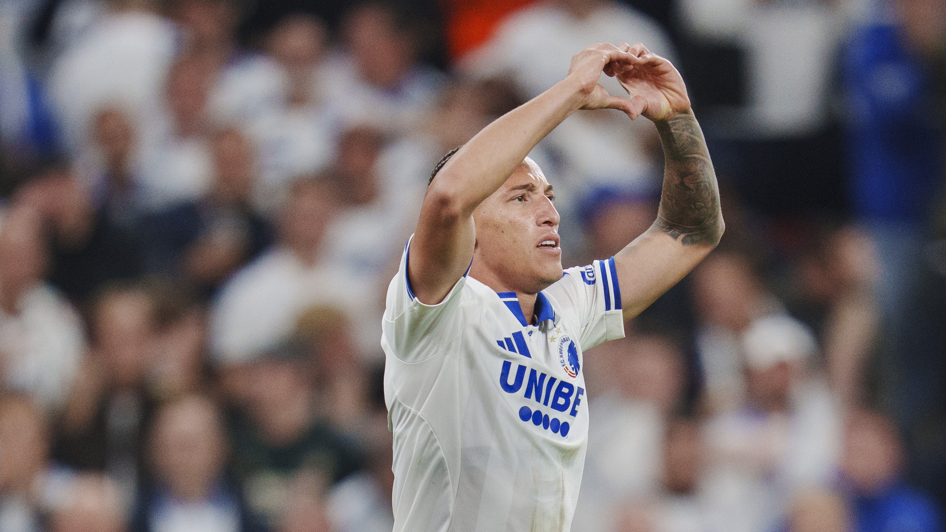 FCKs brasilianske spiller Robert laver et hjerte med hænderne