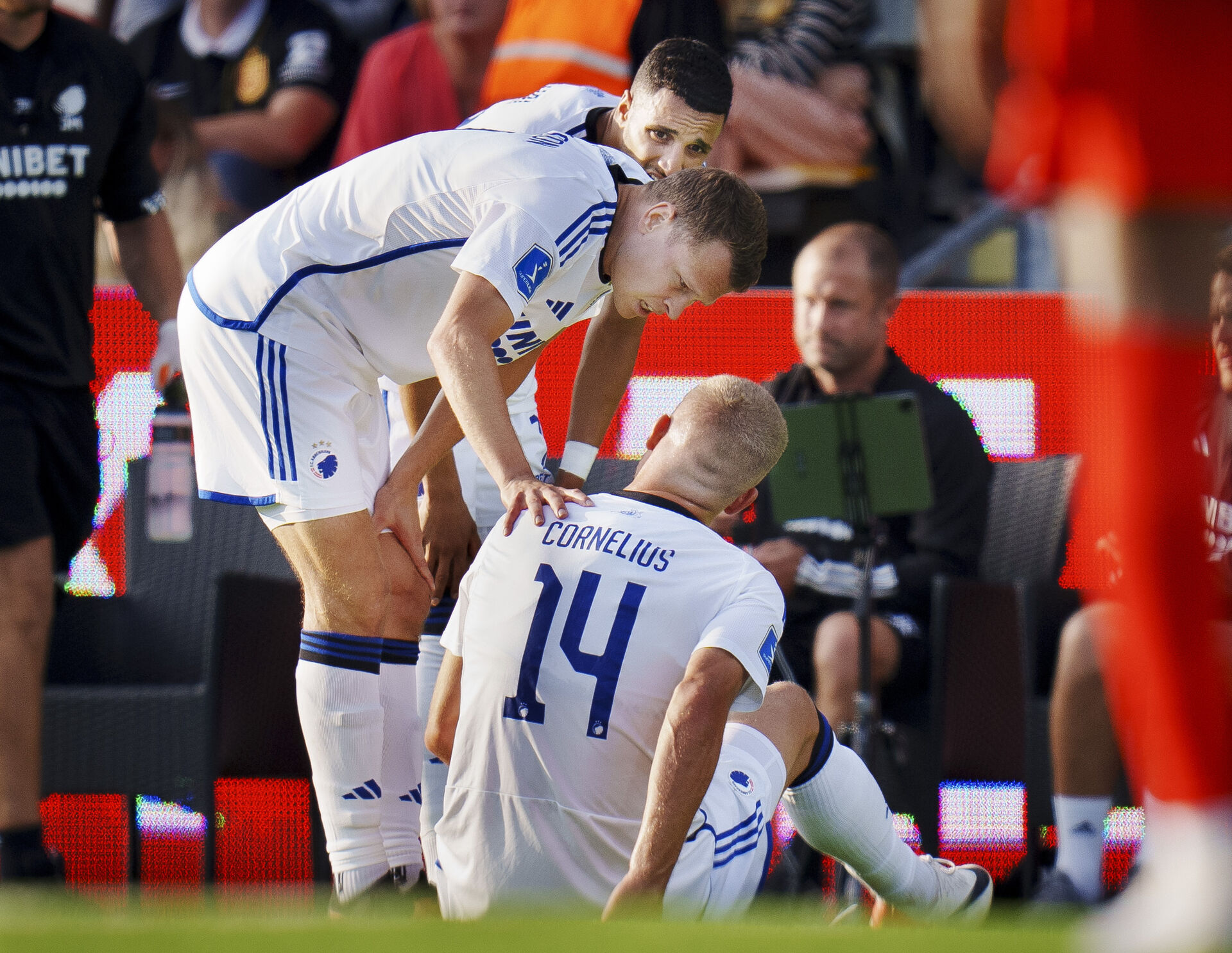 Elias Achouri og Victor Claesson ser til en skadet Andreas Cornelius.
