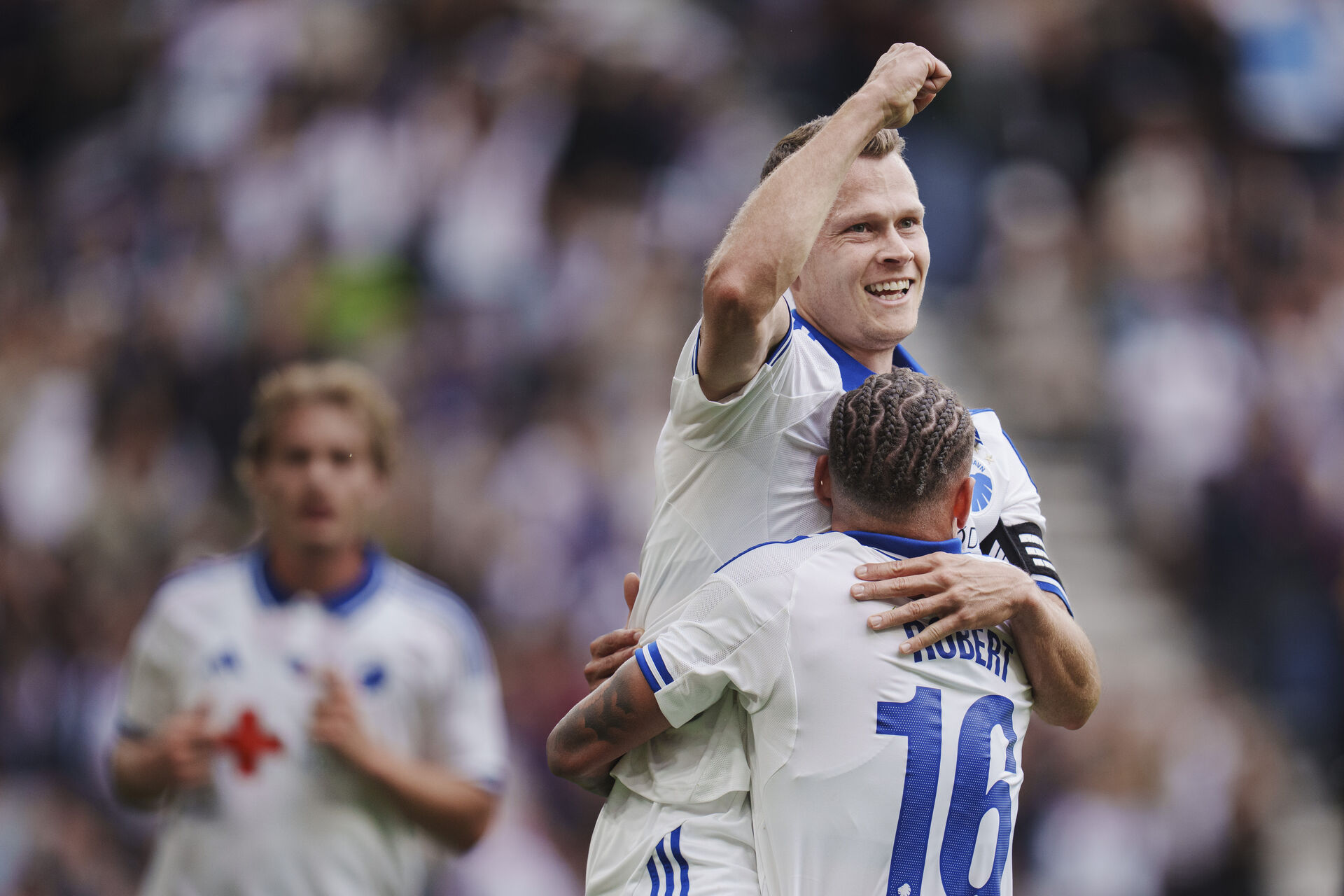 Viktor Claesson har armen i vejret.