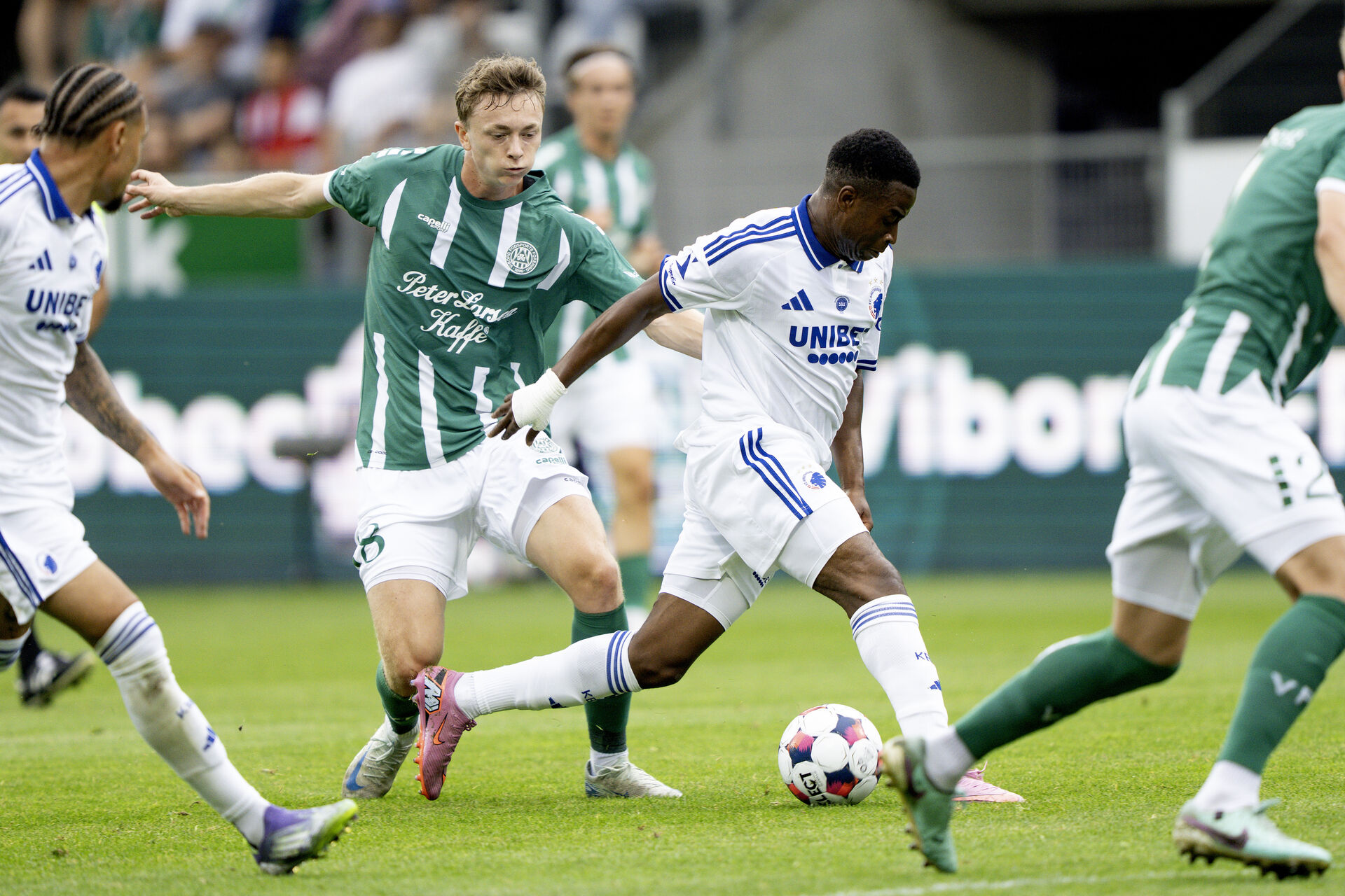 Youssoufa Moukoko på bolden mod Viborg FF.