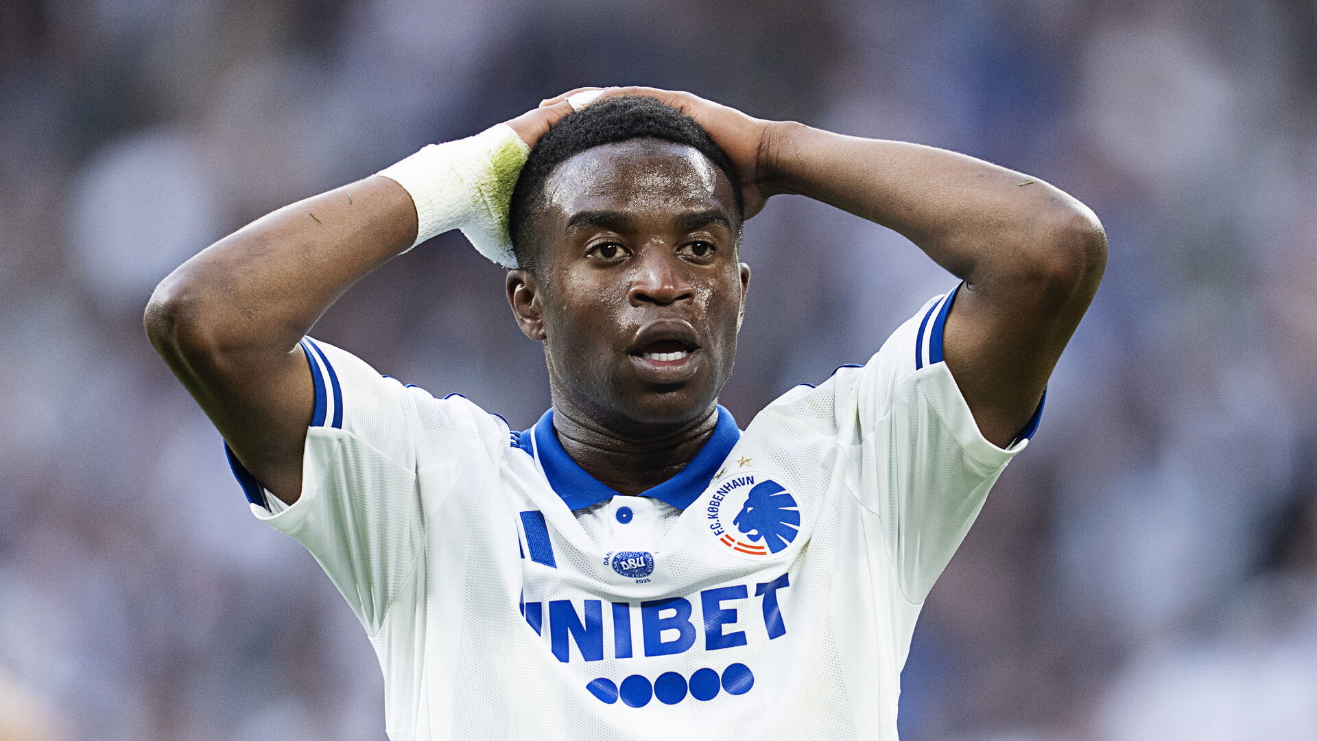 Youssoufa Moukoko med hænderne på hovedet