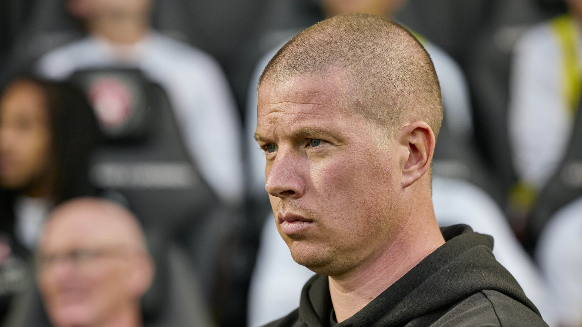 Mike Tullberg foran trænerbænken