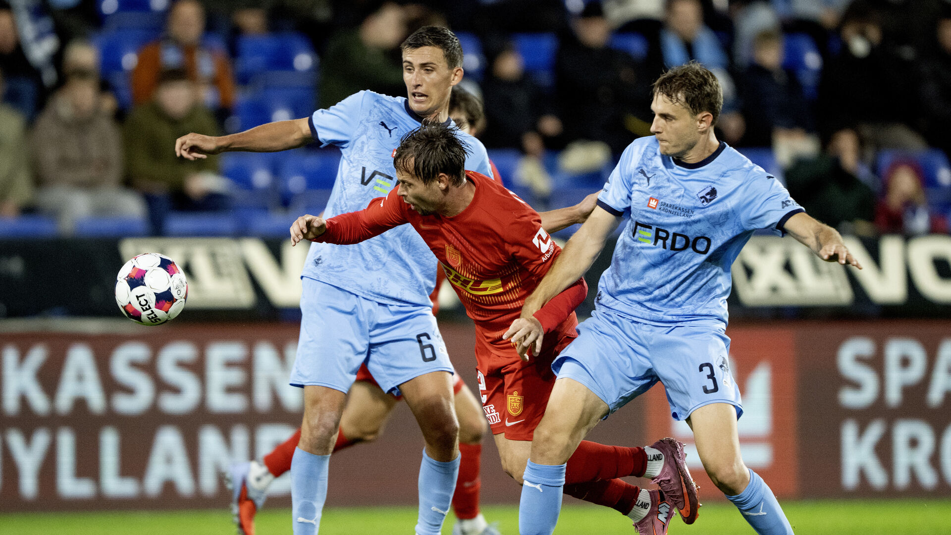 Daniel Høegh fra Randers FC i duel med FC Nordsjællands Peter Ankersen