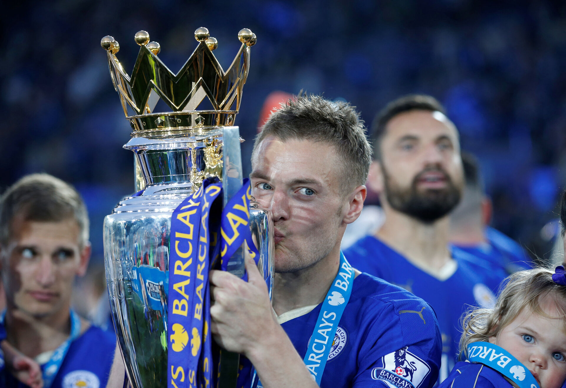 Jamie Vardy kysser pokalen.