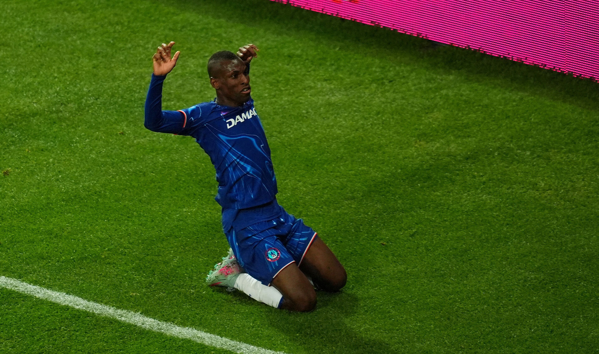 Nicolas Jackson jubler efter en scoring for Chelsea.