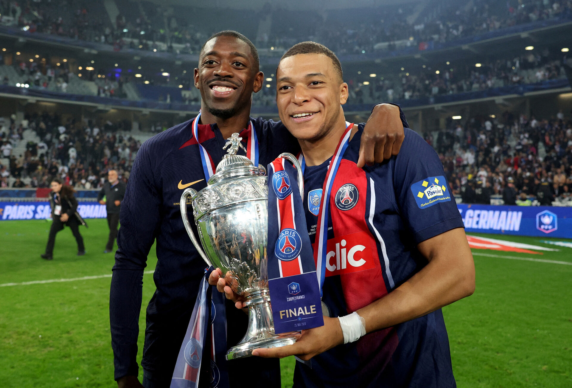 Kylian Mbappe og Ousmane Dembele holder trofæet i Coupe de France