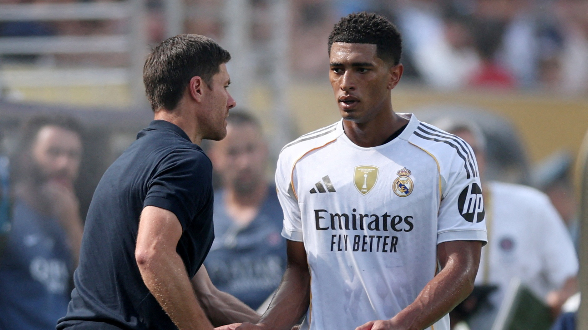 Jude Bellingham giver hånd til Xabi Alonso