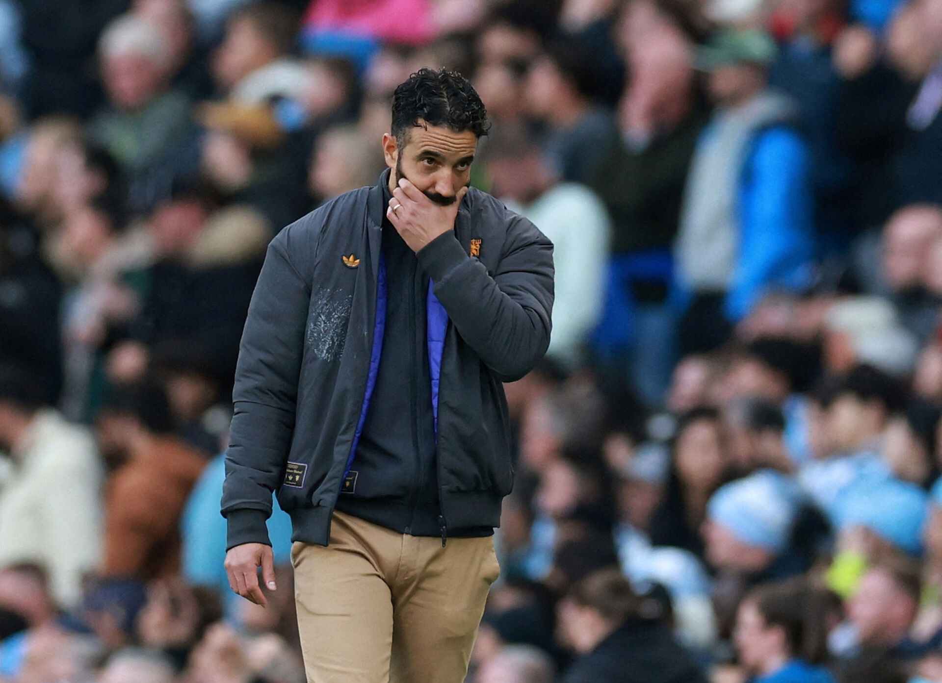 Ruben Amorim tager sig til hagen.