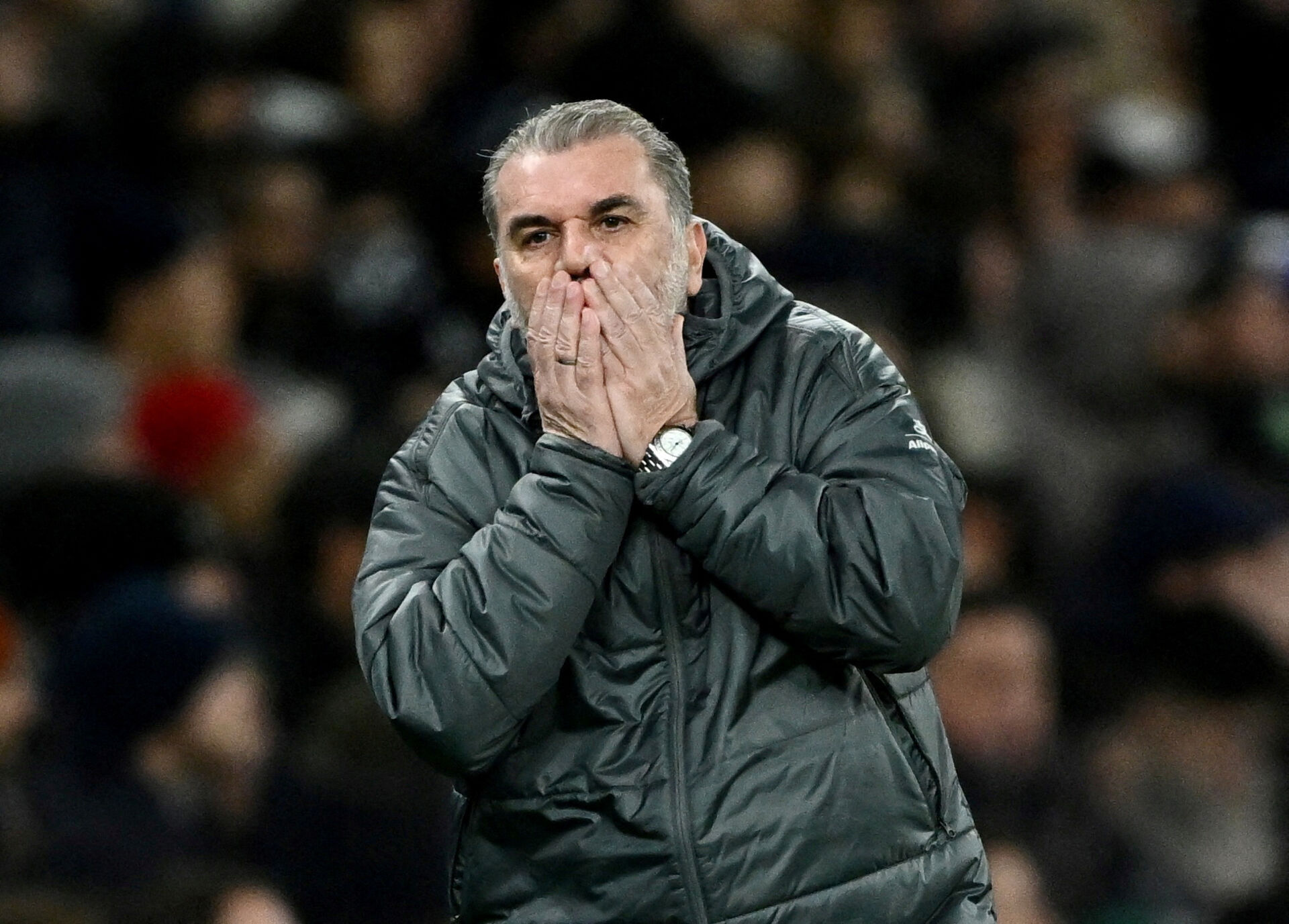 Ange Postecoglou med ansigtet i hænderne.