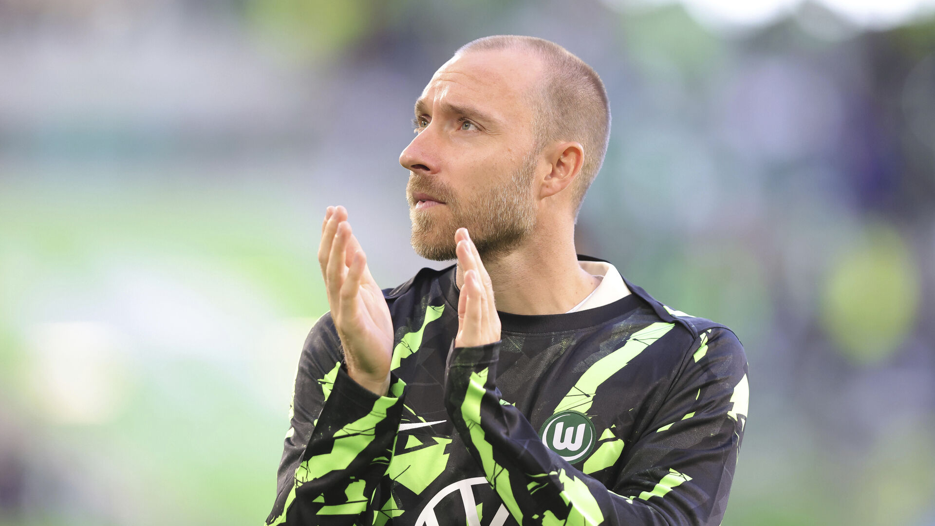 Christian Eriksen klapper iført en Wolfsburg-trøje