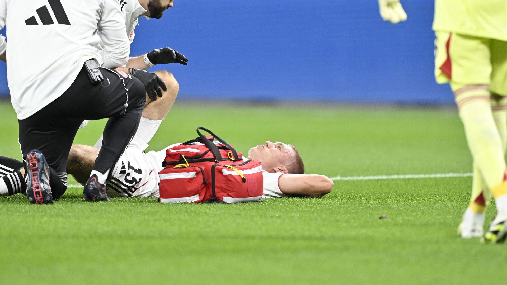 Rasmus Kristensen ligger ned på fodboldbanen