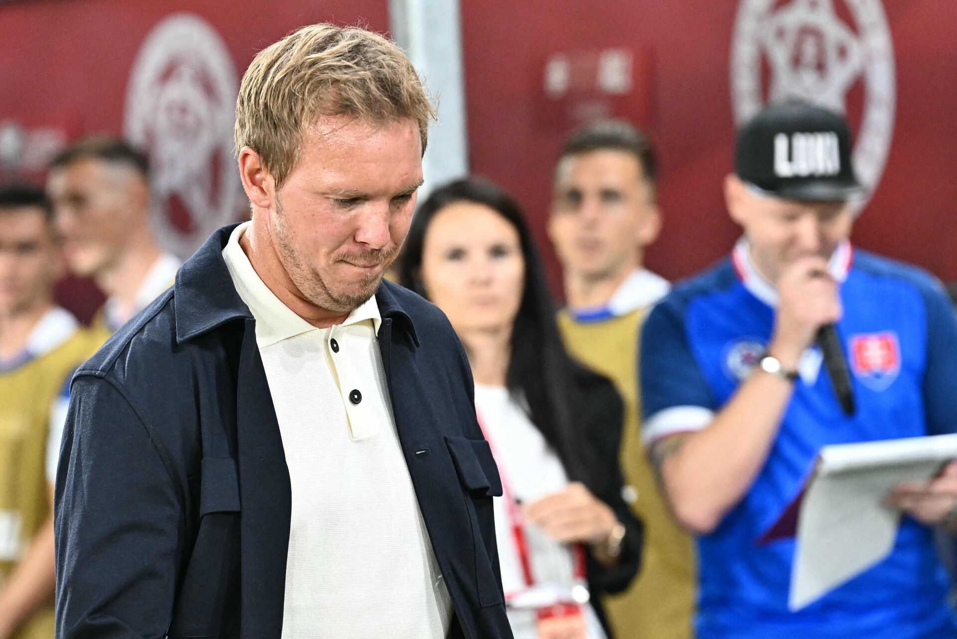 Julian Nagelsmann kigger ned i jorden.