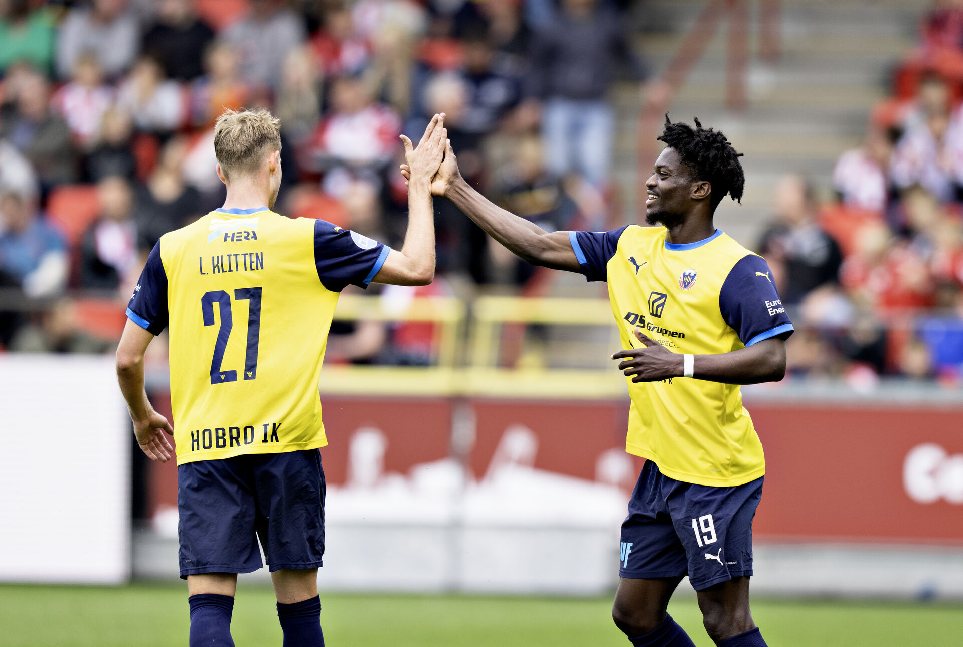 Hobro-spillere giver high five til hinanden.