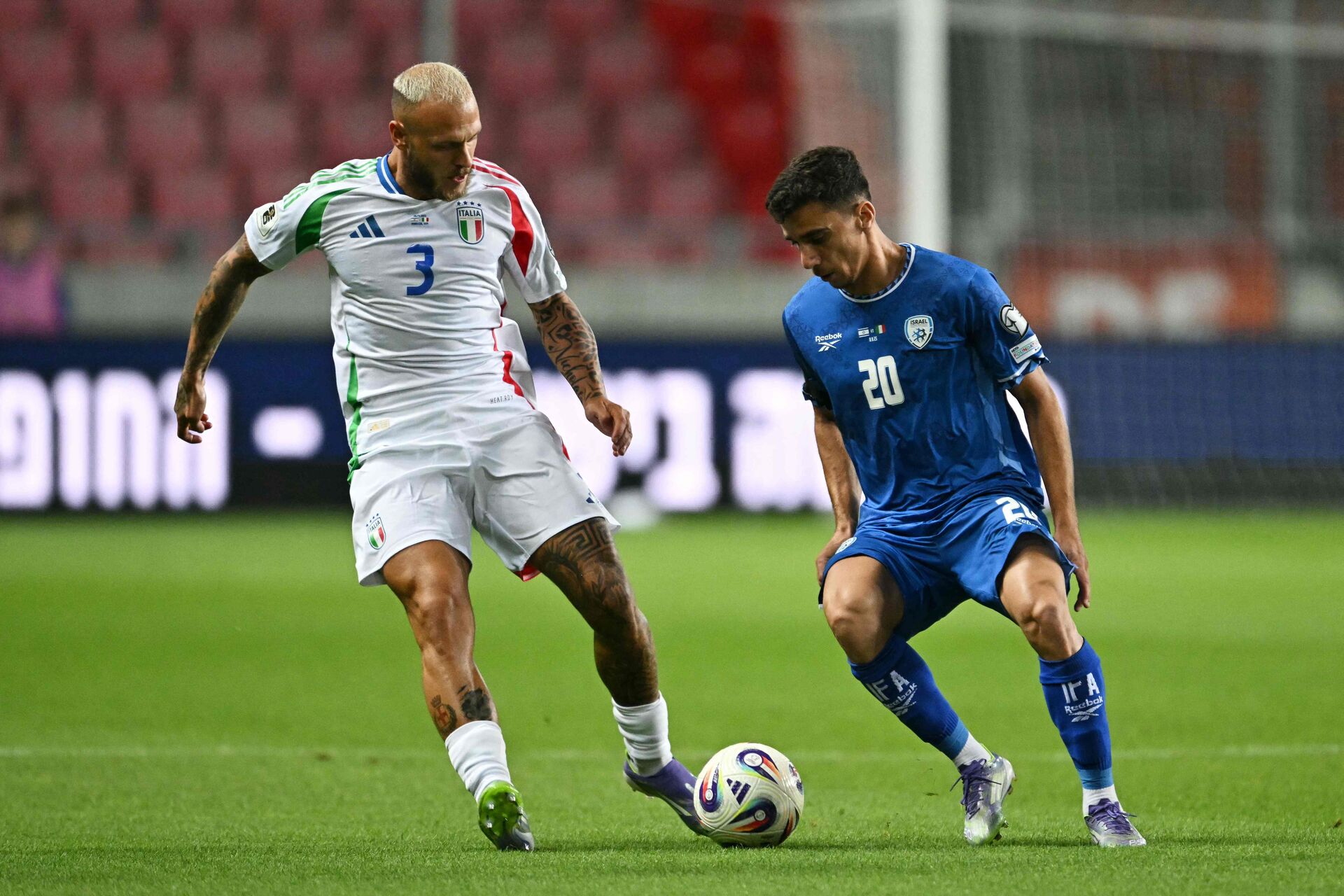 Italiens Federico Dimarco i duel mod en spiller fra Israel.