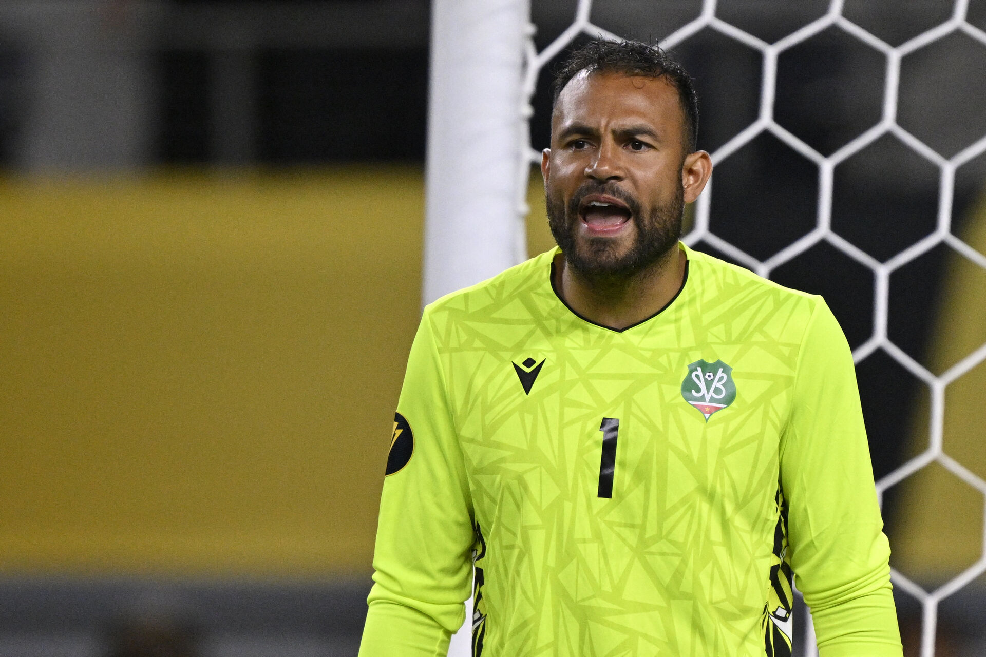 Warner Hahn i aktion for Suriname mod Den dominikanske republik.