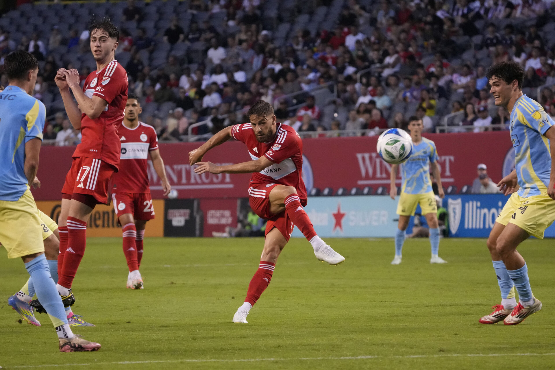 Philip Zinckernagel skyder til bolden.