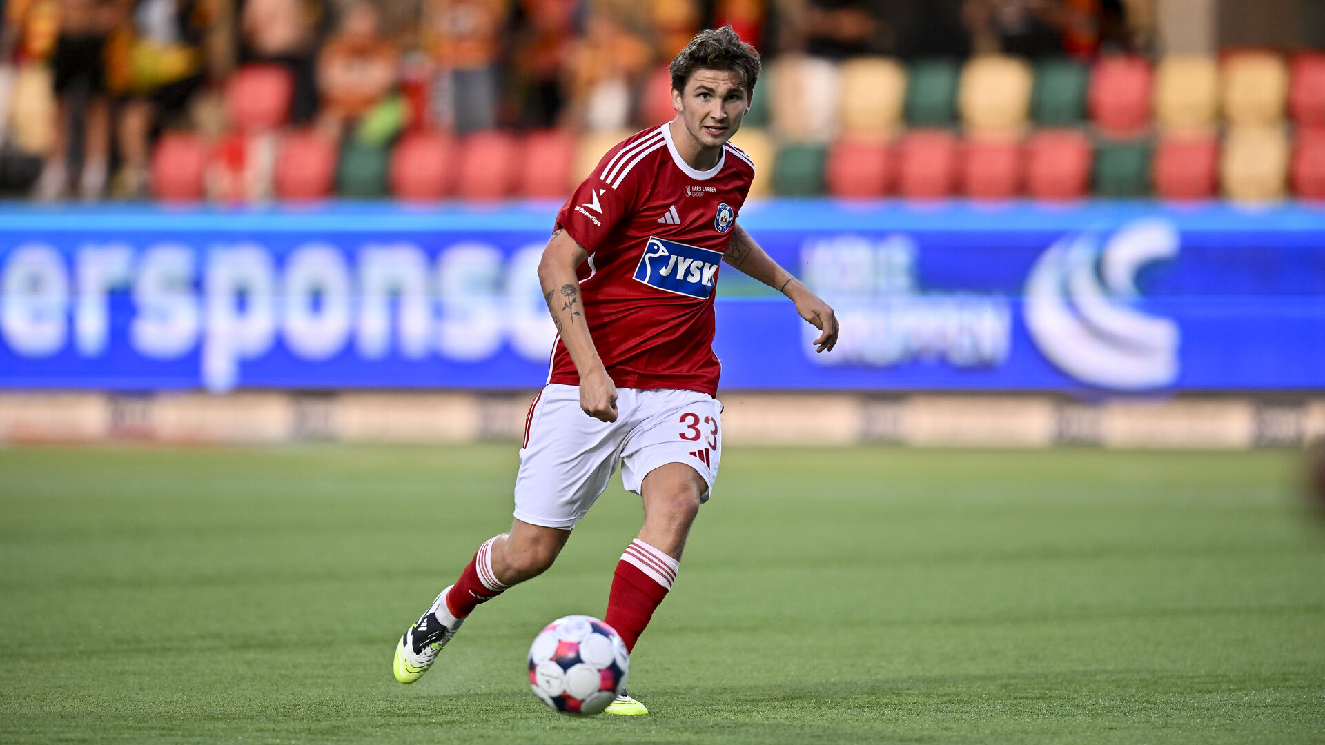 Mads Freundlich har bolden for Silkeborg