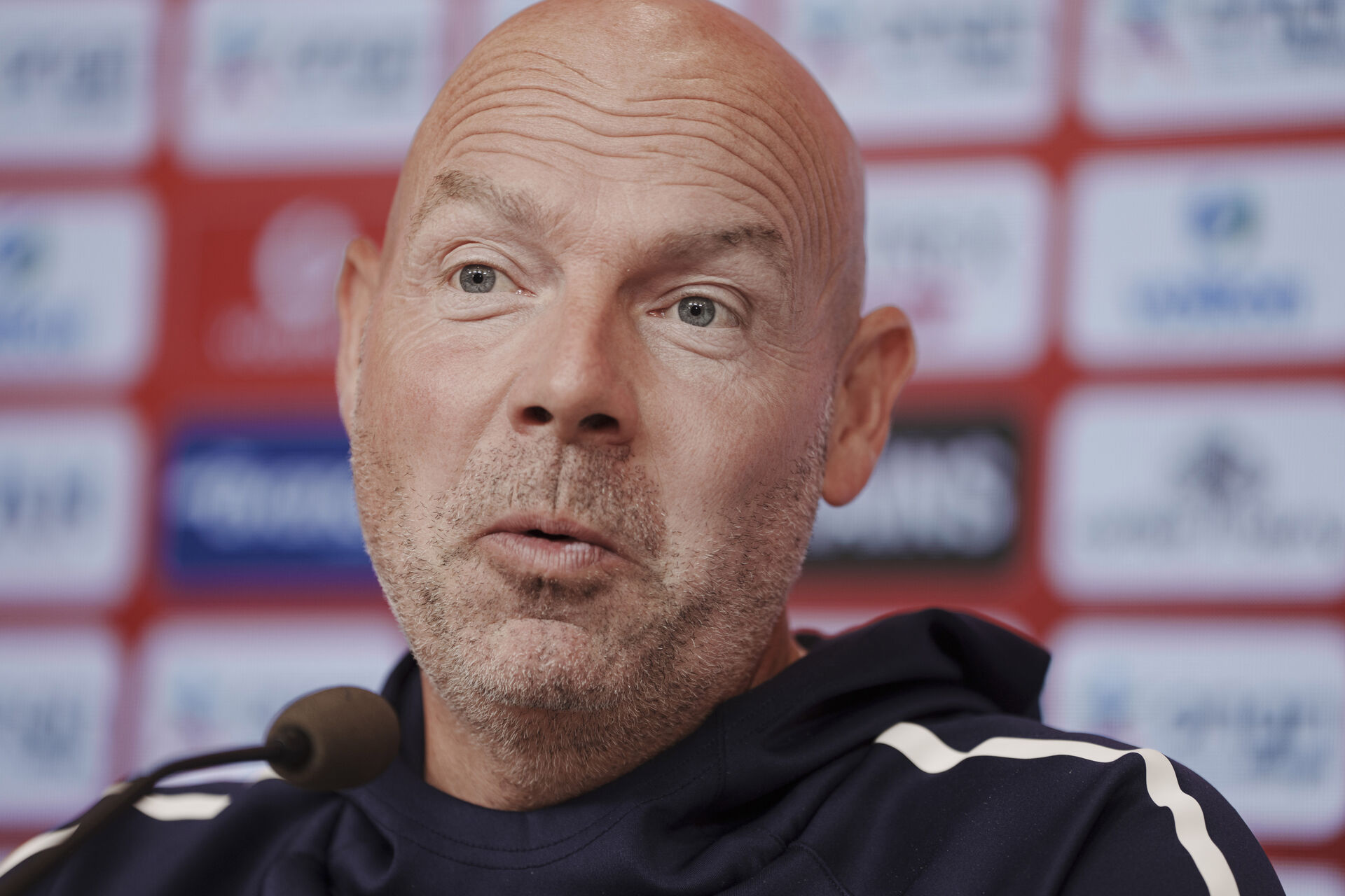 Brian Riemer ser overrasket ud.