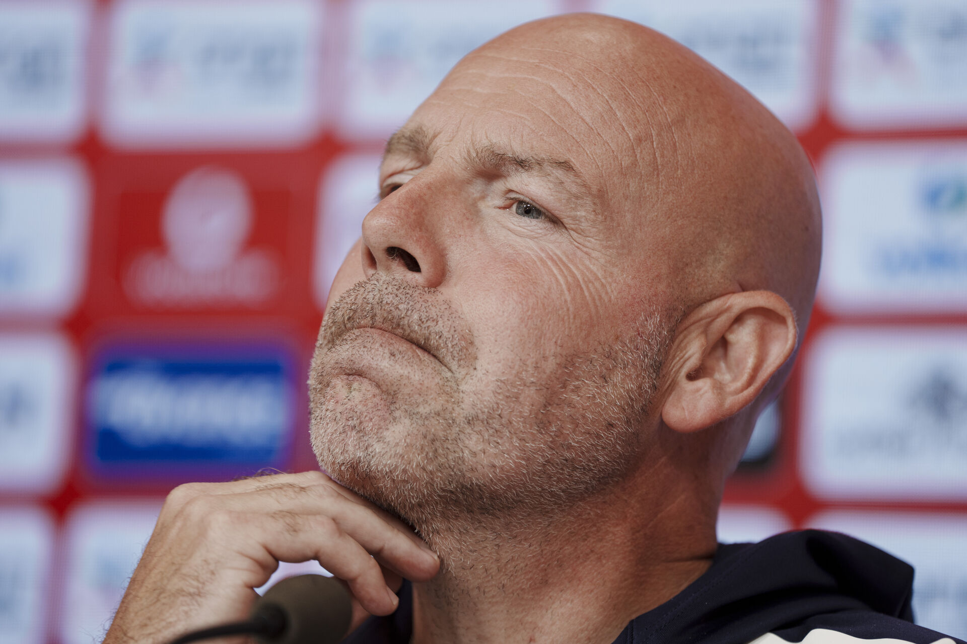 Brian Riemer på et pressemøde for det danske landshold.