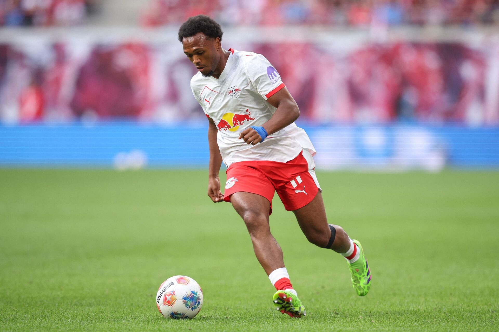 Lois Openda på bolden under en kamp for RB Leipzig.
