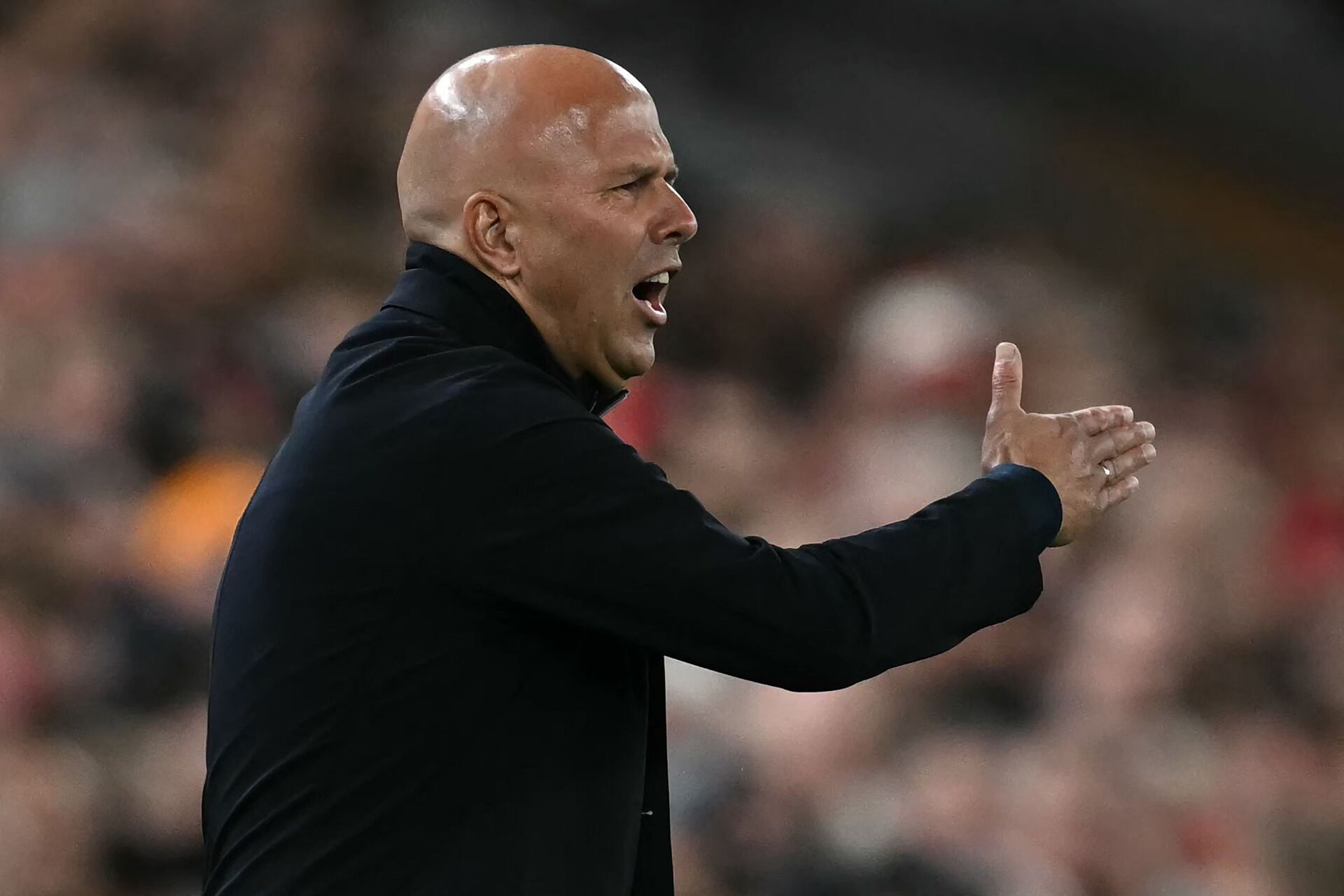 Arne Slot reagerer under Liverpools kamp mod Southampton.