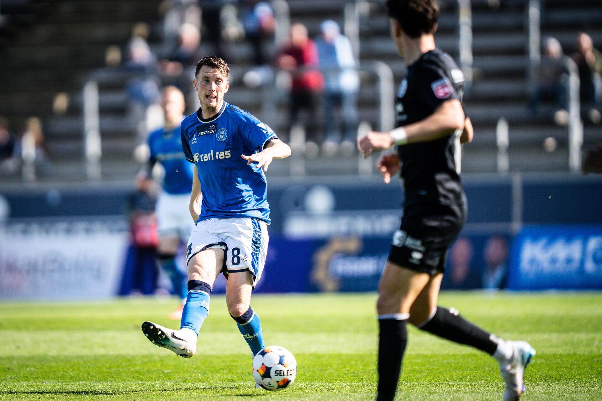 Mathias Hebo i færd med en pasning under en kamp mod Sønderjyske.