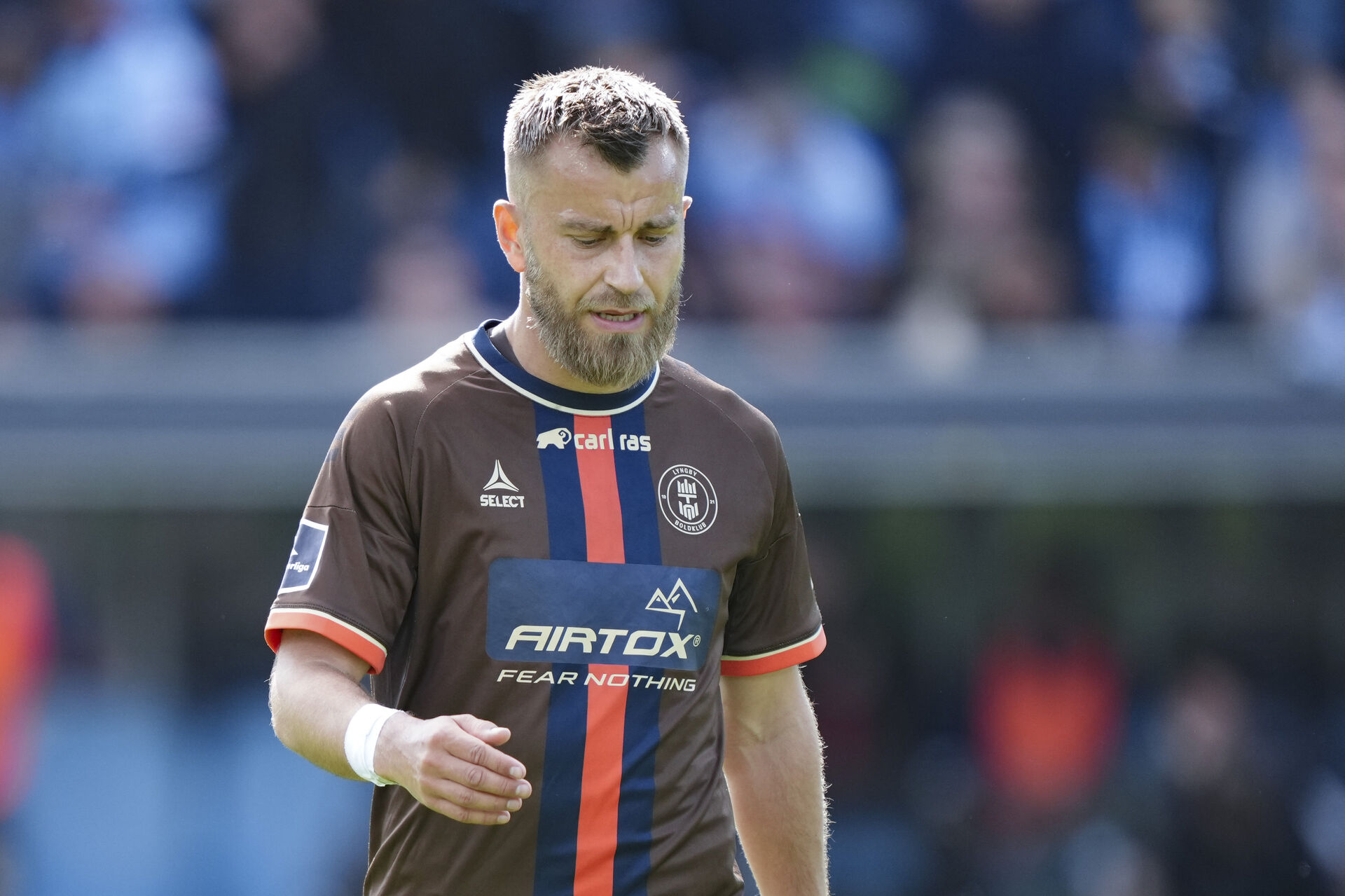 Frederik Gytkjær kigger ned i græseet i Lyngby-trøjen.